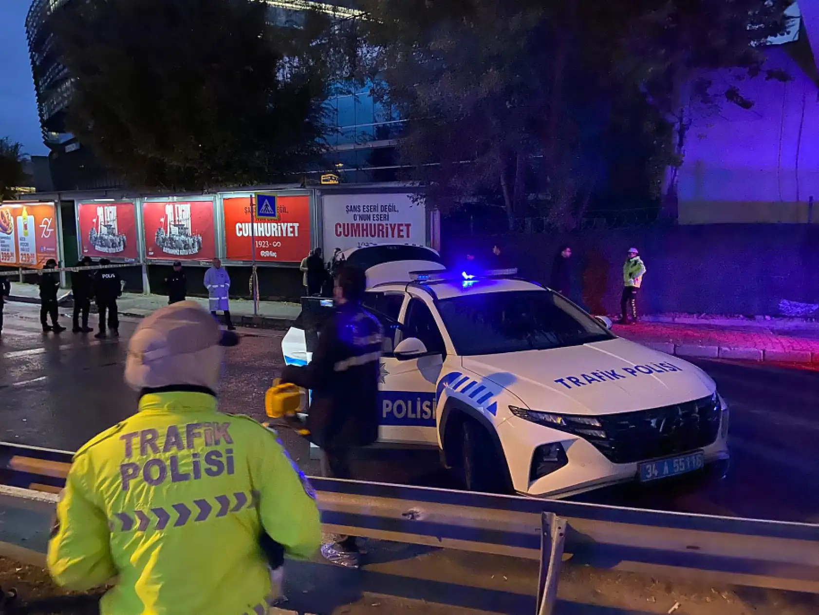 Trafik kazasına müdahale eden polis ekiplerinin arasına İETT otobüsü daldı, 1 polis şehit oldu