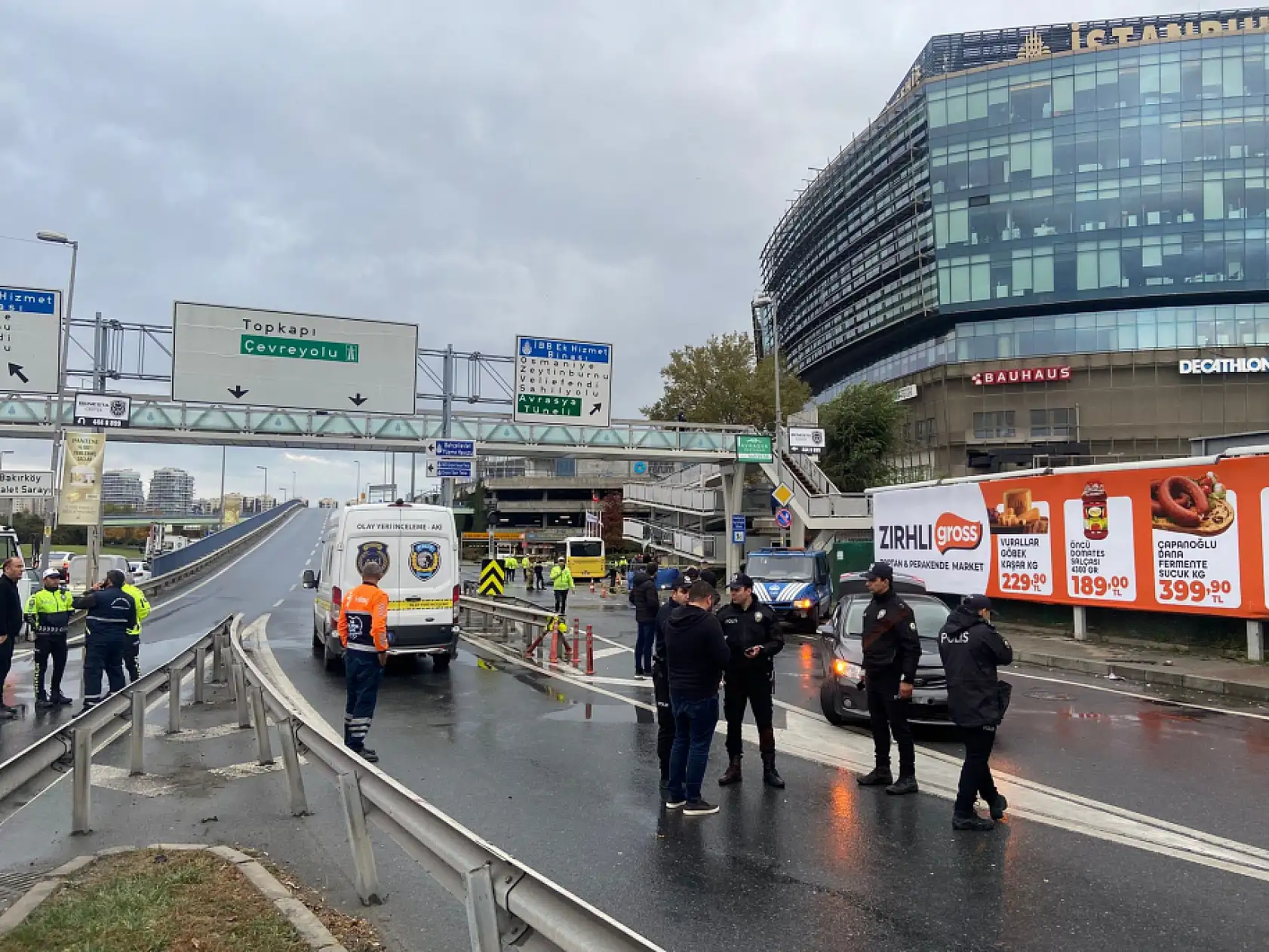 Trafik kazasına müdahale eden polis ekiplerinin arasına İETT otobüsü daldı, 1 polis şehit oldu