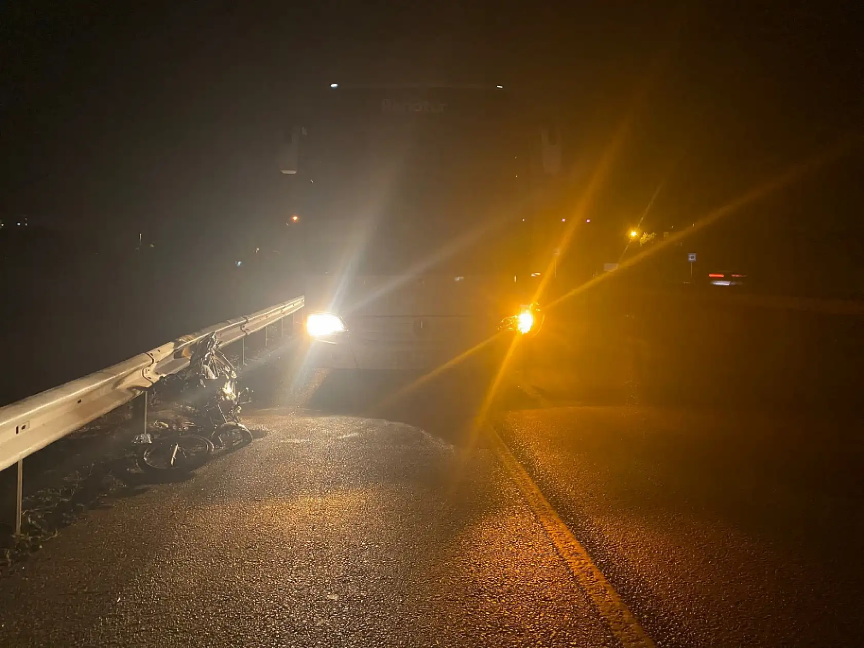 Yol ortasına bırakılan motosiklet kazaya sebep oldu
