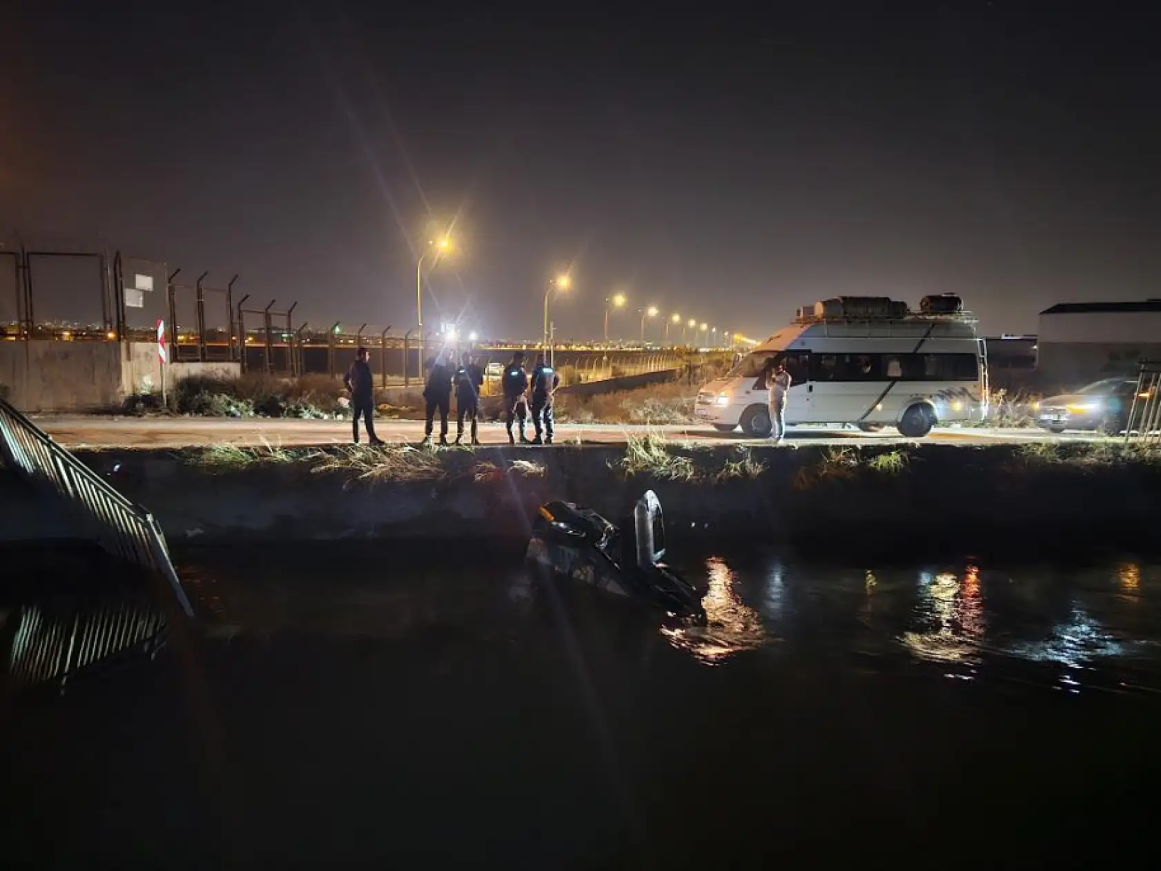 Kontrolden çıkan otomobil sulama kanalına düştü: 4 yaralı