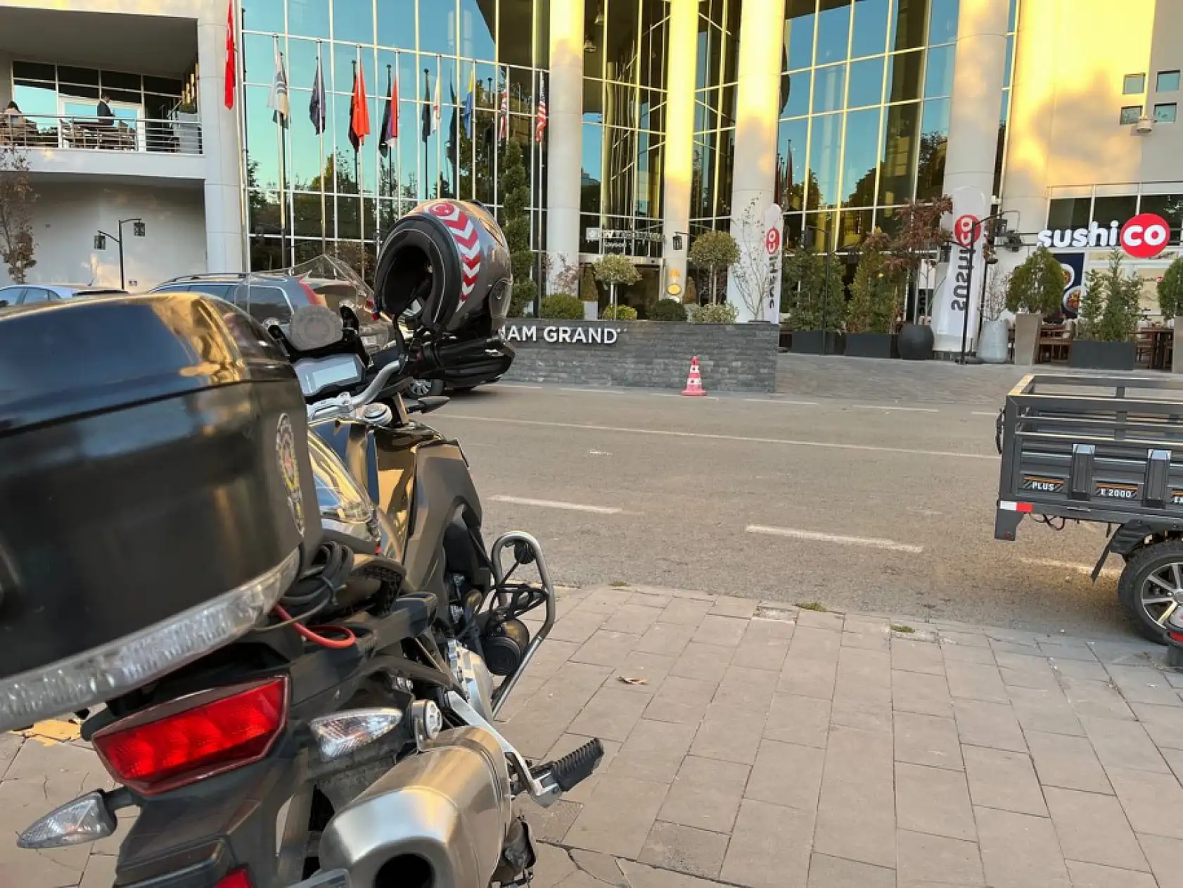 Genci bıçaklayan 2 kişi, kaçarken düşüp yaralandı