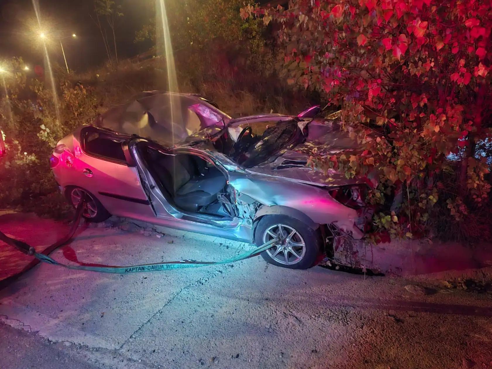 Direksiyon hakimiyetini kaybetti, 40 metre şarampole yuvarlandı: 1 ölü