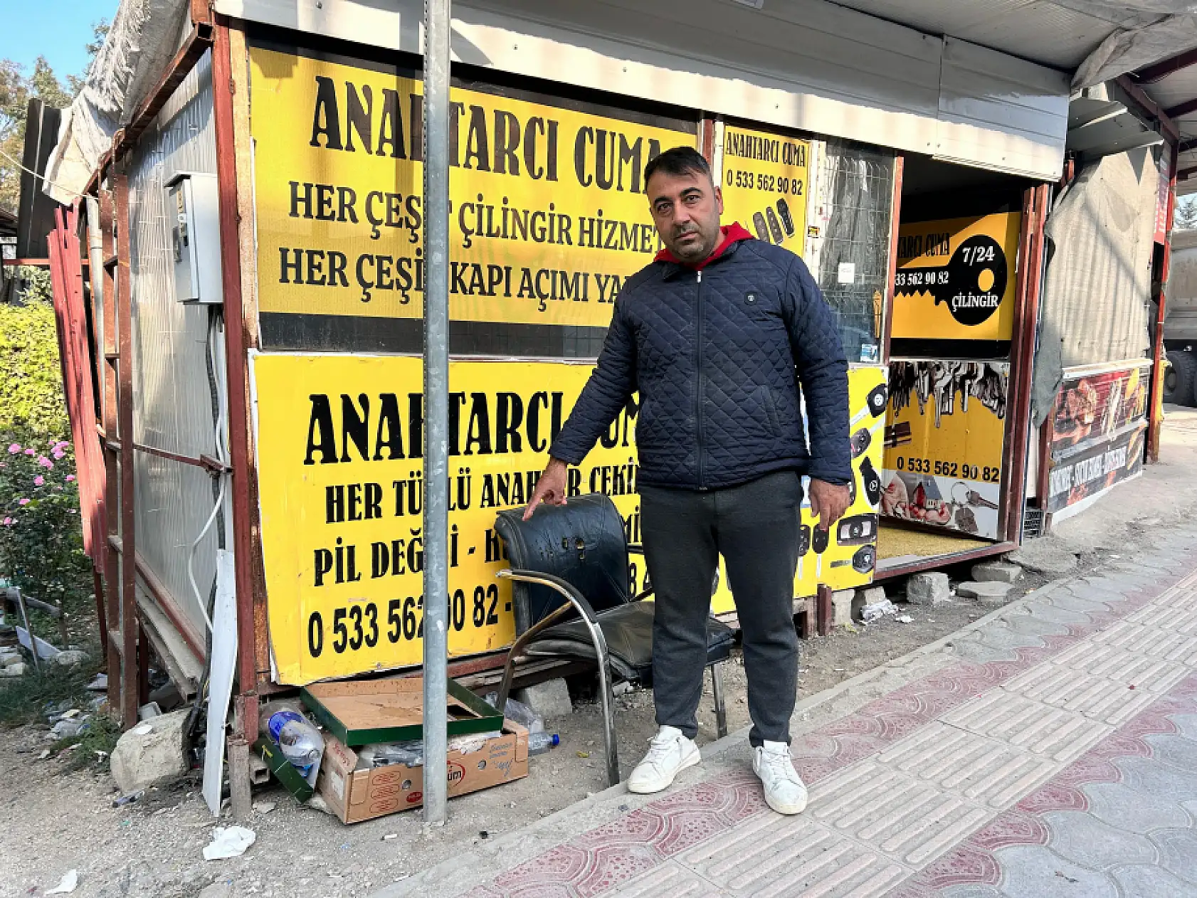 Kaldırımda yürüdüğü esnada kaşla göz arasında cep telefonunu çaldı