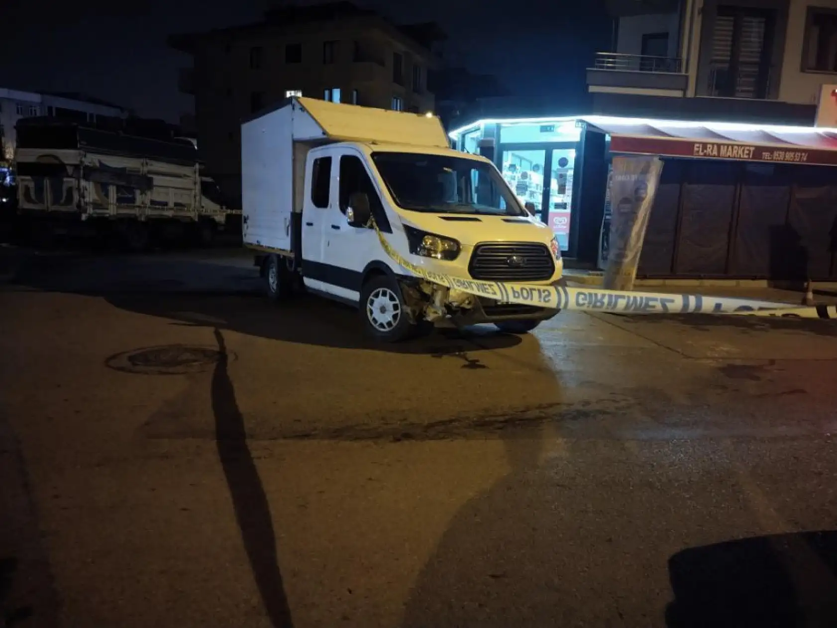 İş yerini kurşunladılar, otomobil ile kaçarken sokaktaki araçlara çarptılar