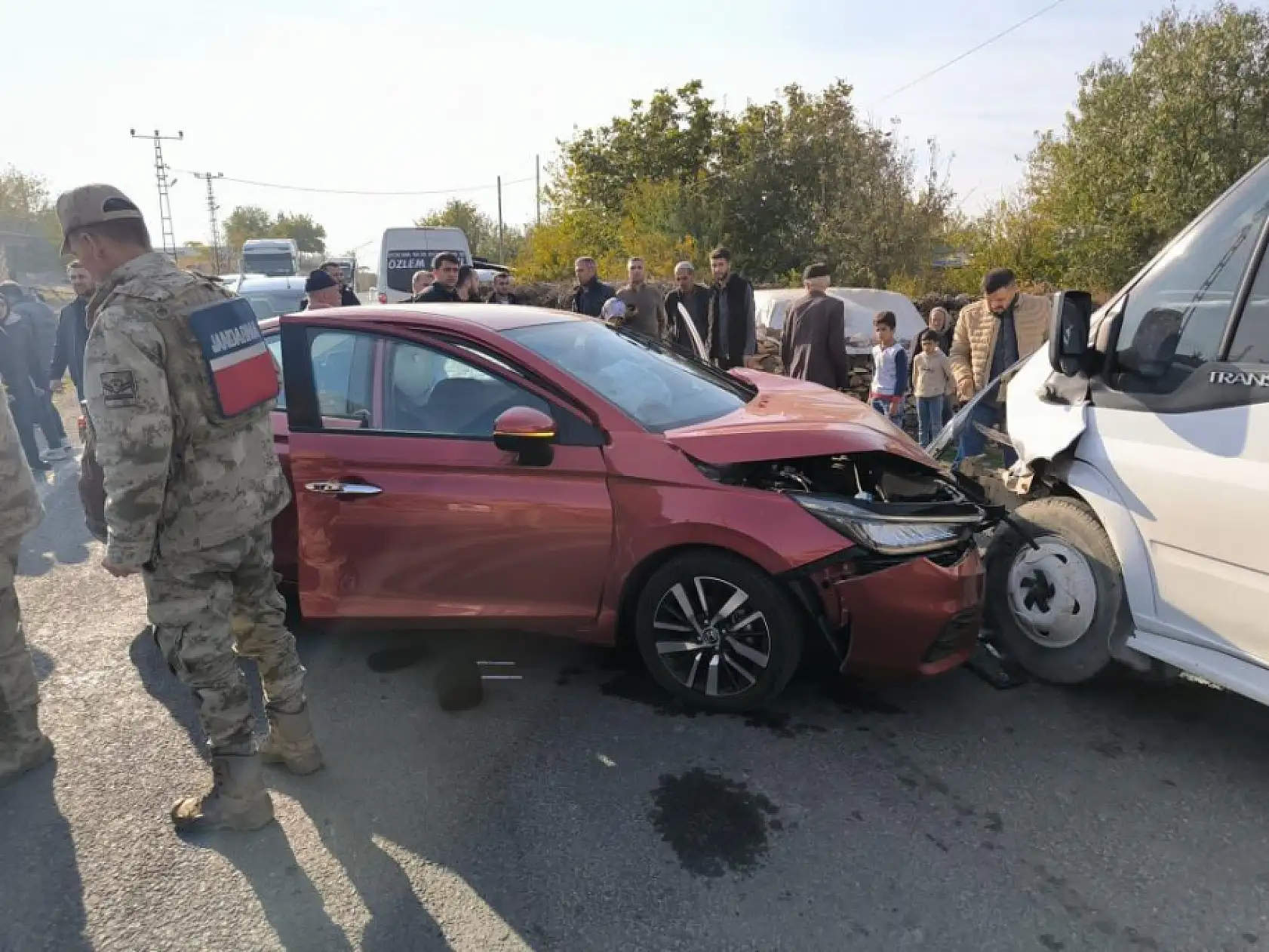 Rehabilitasyon servisi ile otomobil çarpıştı: 4'ü çocuk 13 yaralı