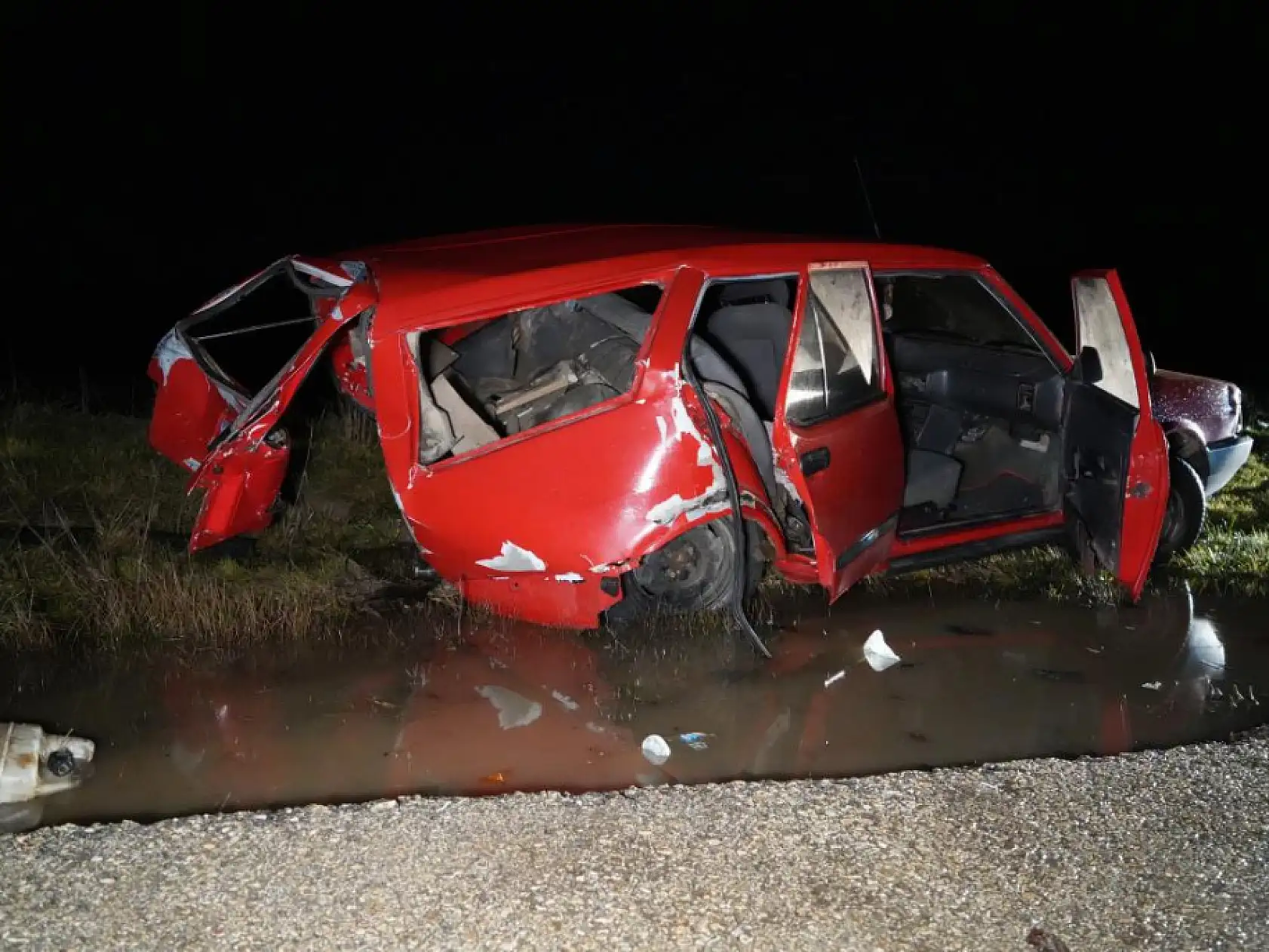 Feci kazada araç hurda yığınına döndü: 1 ölü, 1'i ağır 2 yaralı