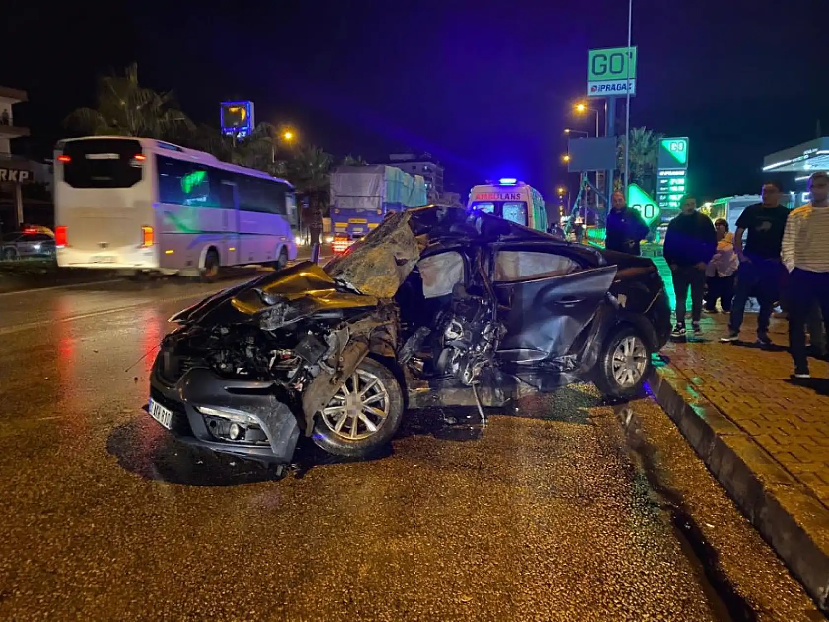 Tur otobüsü otomobille çarpıştı: 20 yaşındaki sürücü hayatını kaybetti