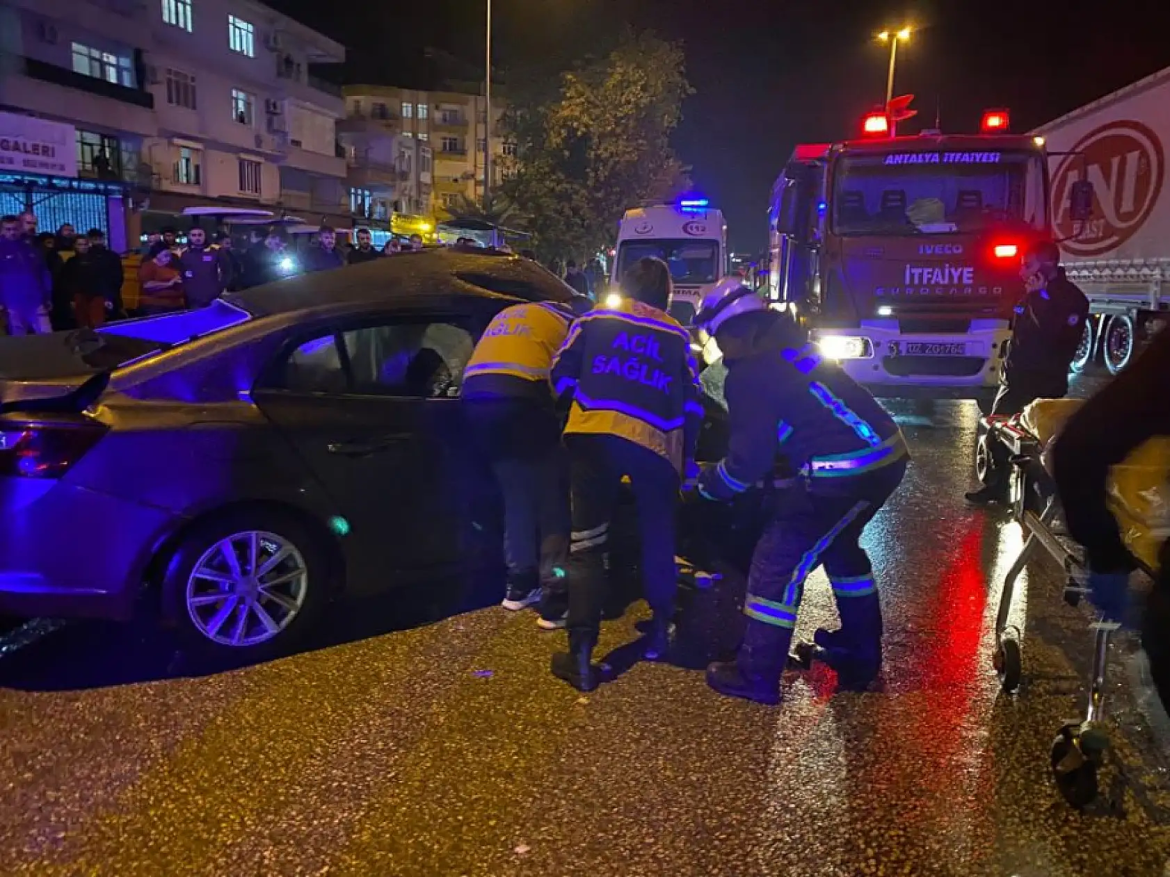 Tur otobüsü otomobille çarpıştı: 20 yaşındaki sürücü hayatını kaybetti