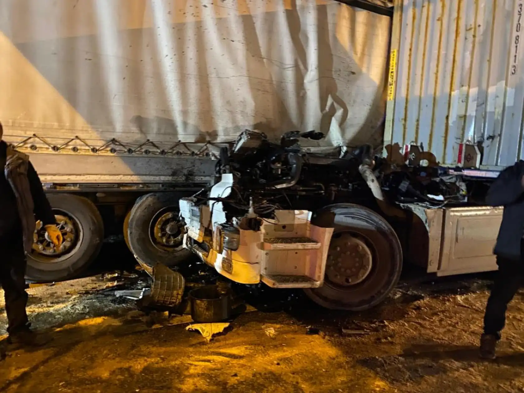 2 tırın karıştığı kazada kupa koptu: Sürücü ağır yaralandı