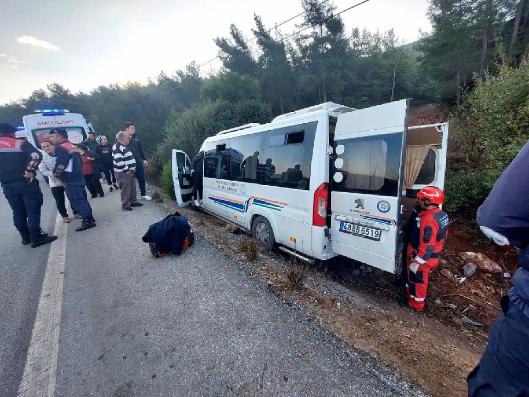 Bodrum'da minibüs şarampole girdi: 8 yaralı