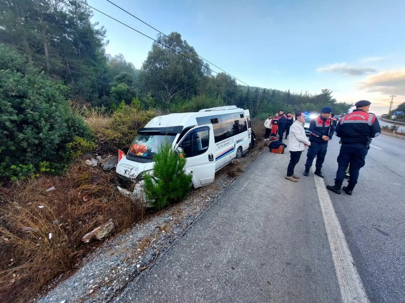 Bodrum'da minibüs şarampole girdi: 8 yaralı