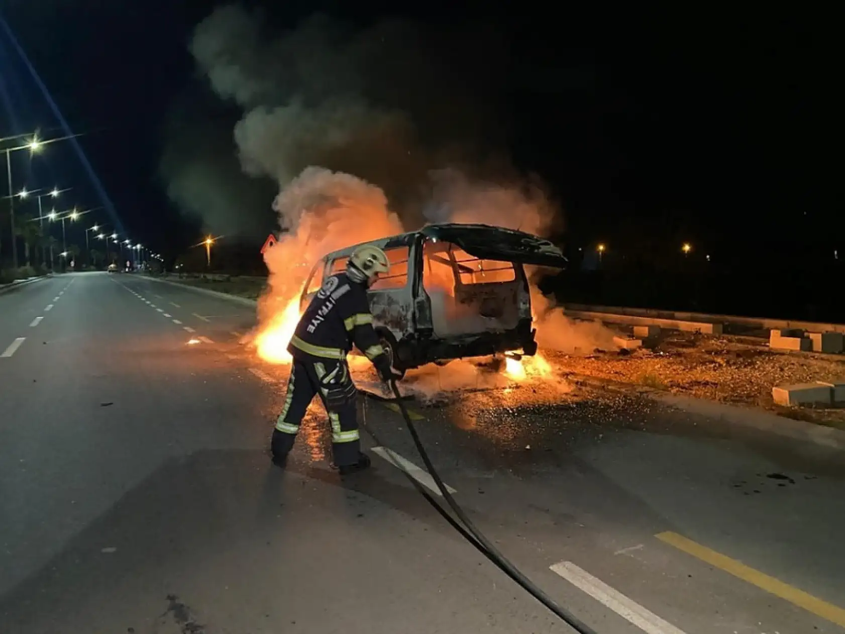 Seyir halindeki panelvan alevlere teslim oldu