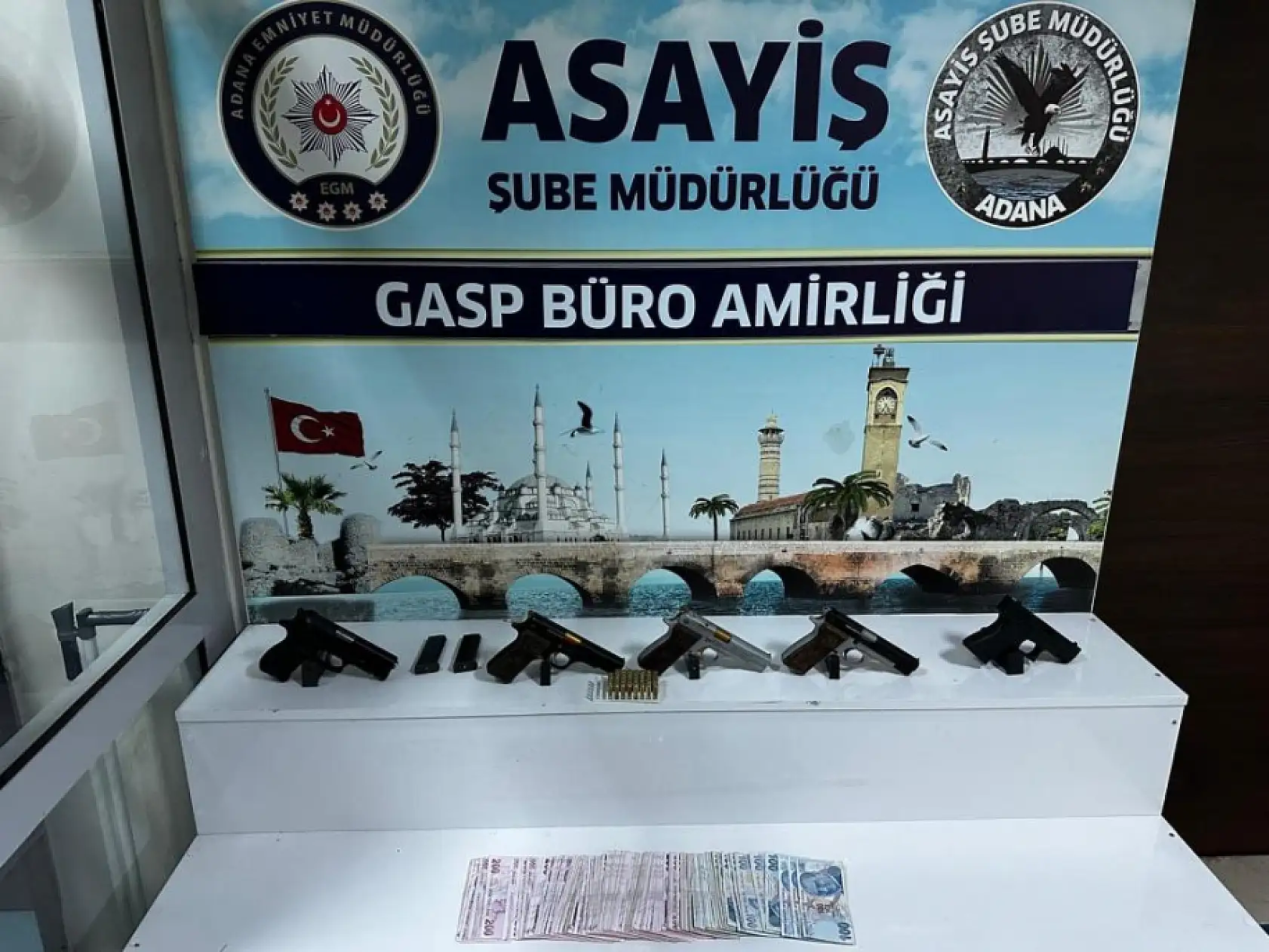 Galericinin evine ve otomobiline silahlı saldırı yapıp 500 bin dolar haraç istediler