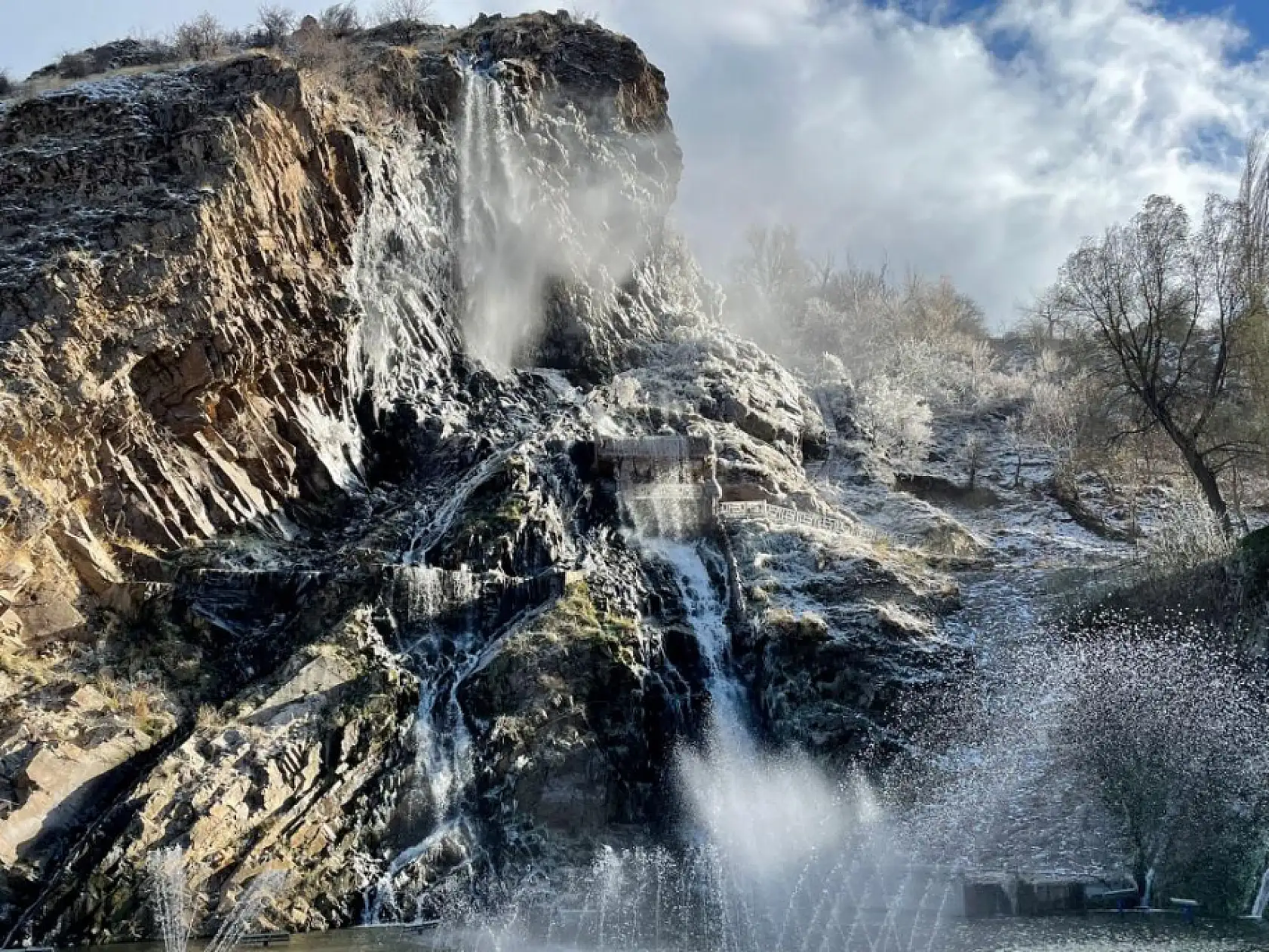 Karla kaplanan Bezirgan Şelalesi ziyaretçilerini hayran bıraktı