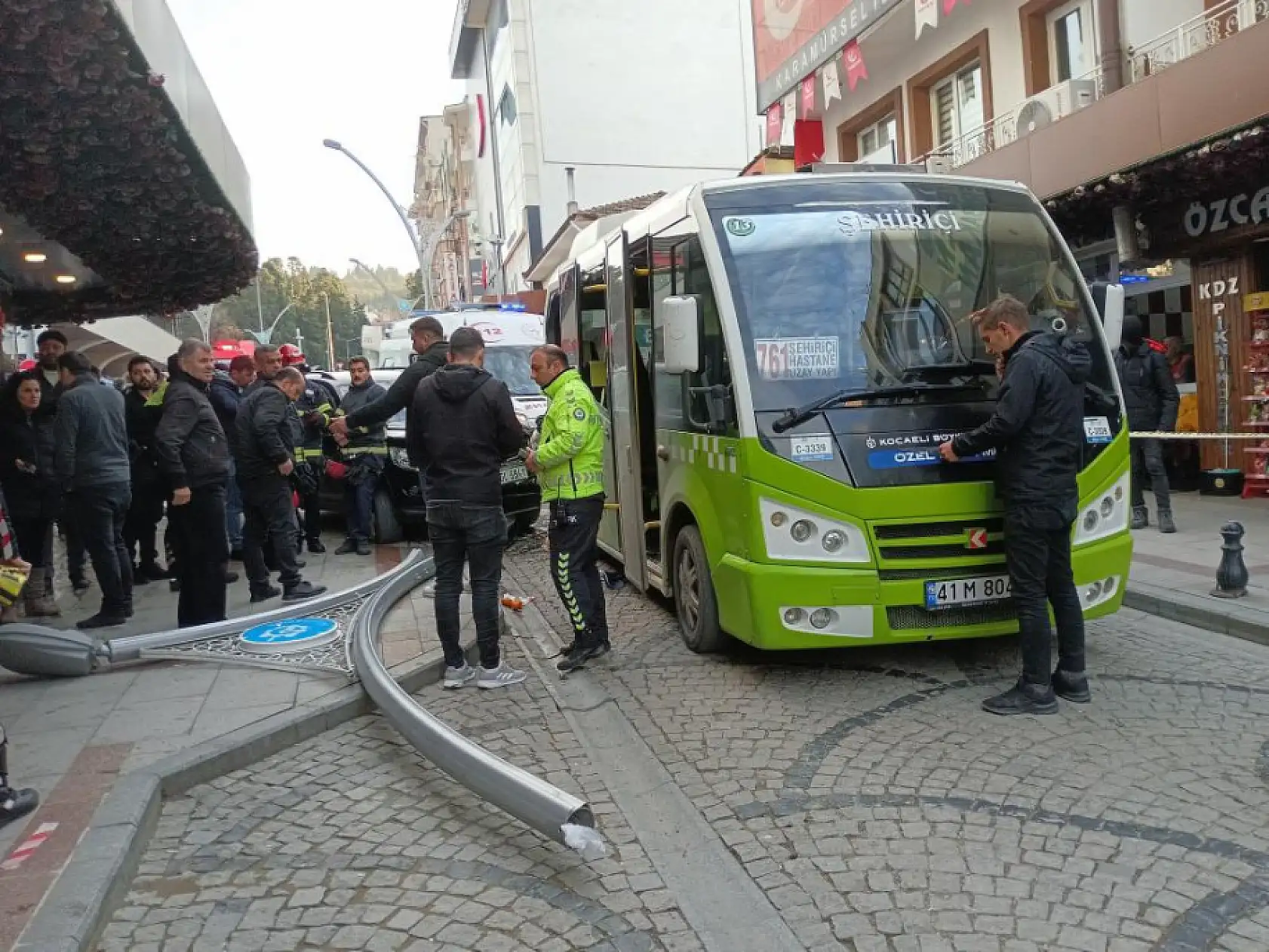 Aracın çarptığı aydınlatma direği yayaların üzerine düştü: 6 yaralı