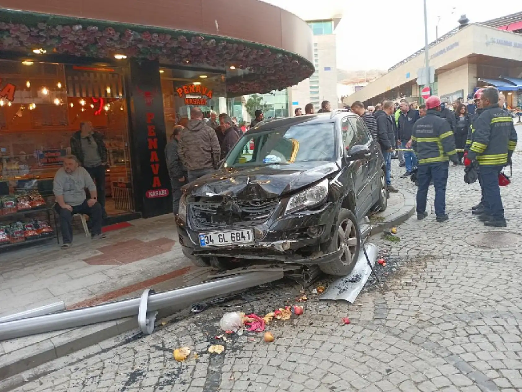 Aracın çarptığı aydınlatma direği yayaların üzerine düştü: 6 yaralı