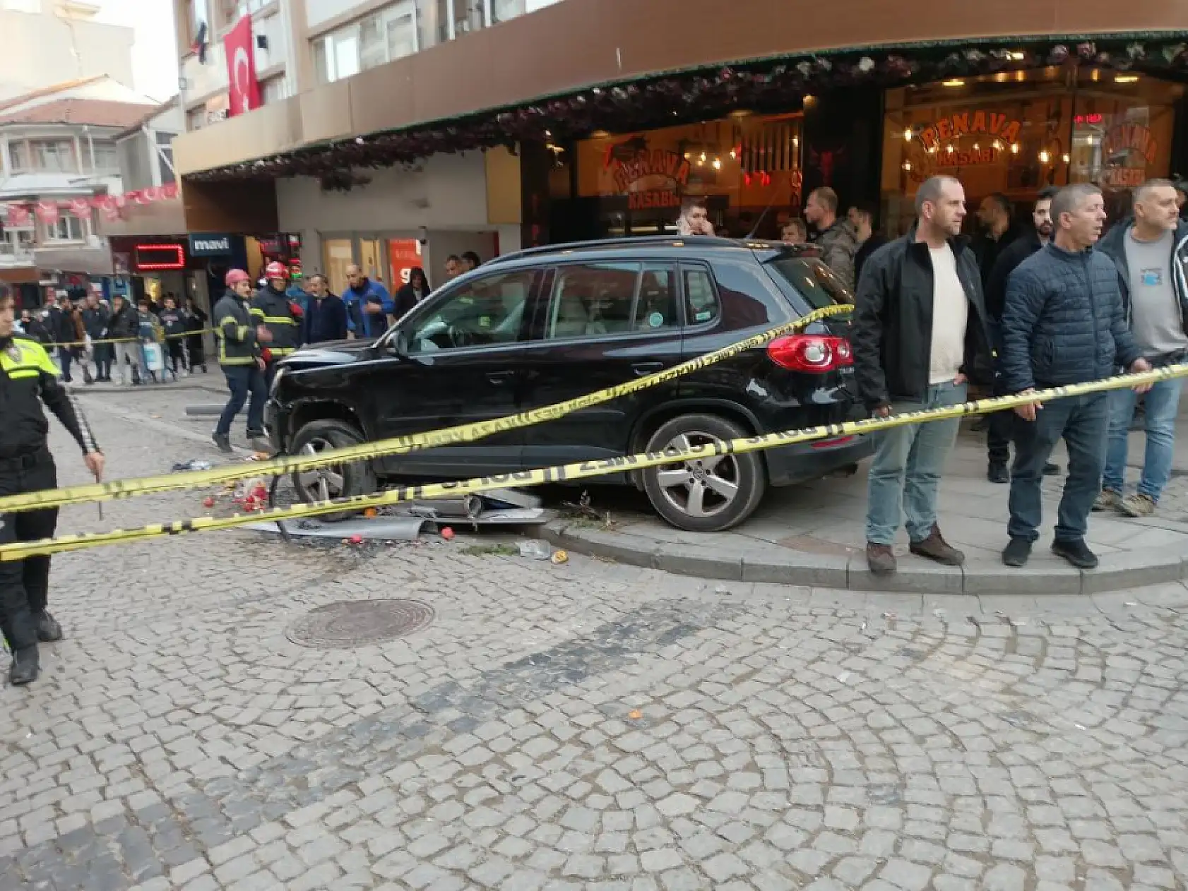 Aracın çarptığı aydınlatma direği yayaların üzerine düştü: 6 yaralı