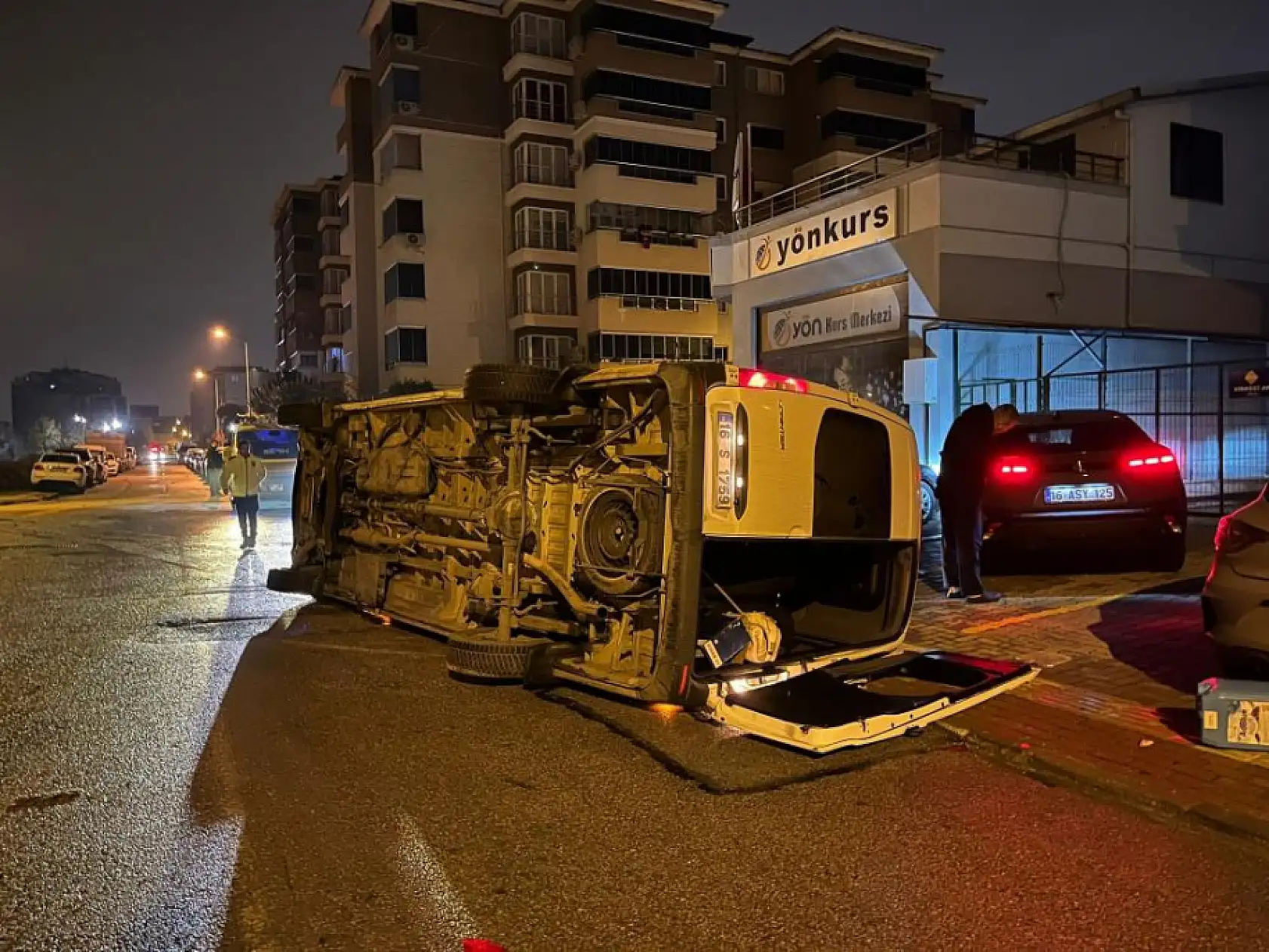 Servis Minibüsü ile Otomobil Çarpıştı, 8 İşçi Yaralandı