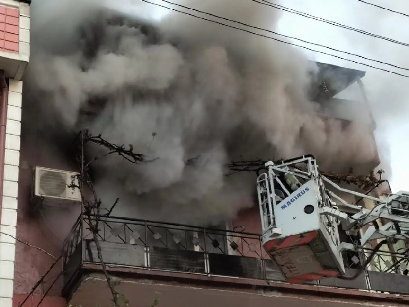 Sobadan çıkan yangında ev alev alev yandı: İtfaiye ekipleri evdeki hayvanları kurtardı