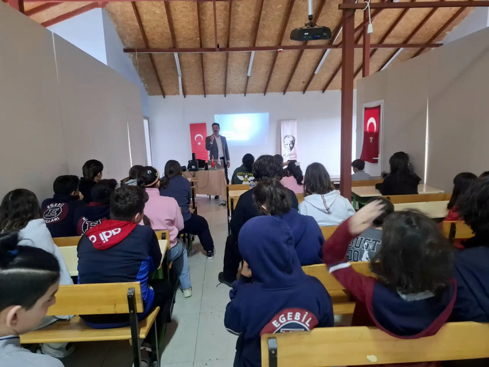 Köyceğiz'de teknoloji bağımlılığı, akran zorbalığı ve sosyal medya semineri