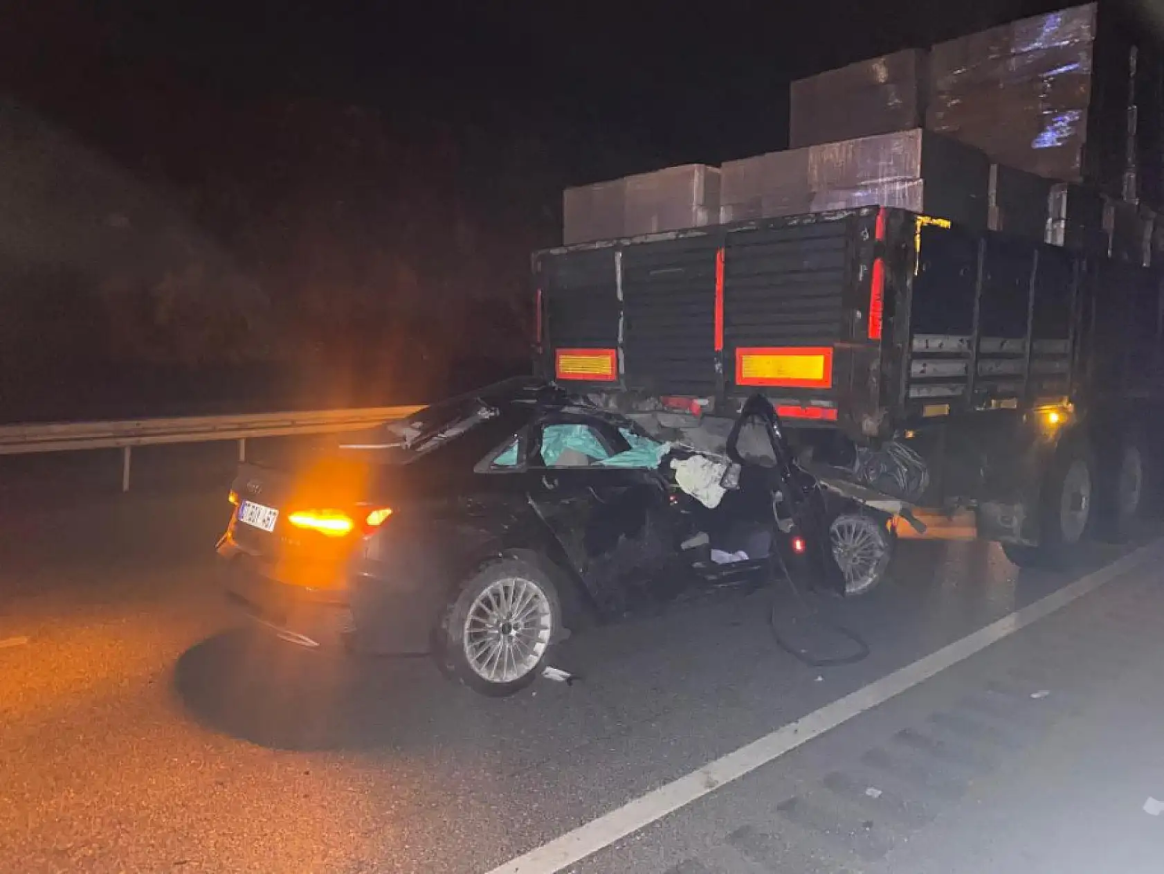 Kontrolden çıkan araç tırın altına girdi: 1'i ağır 2 yaralı