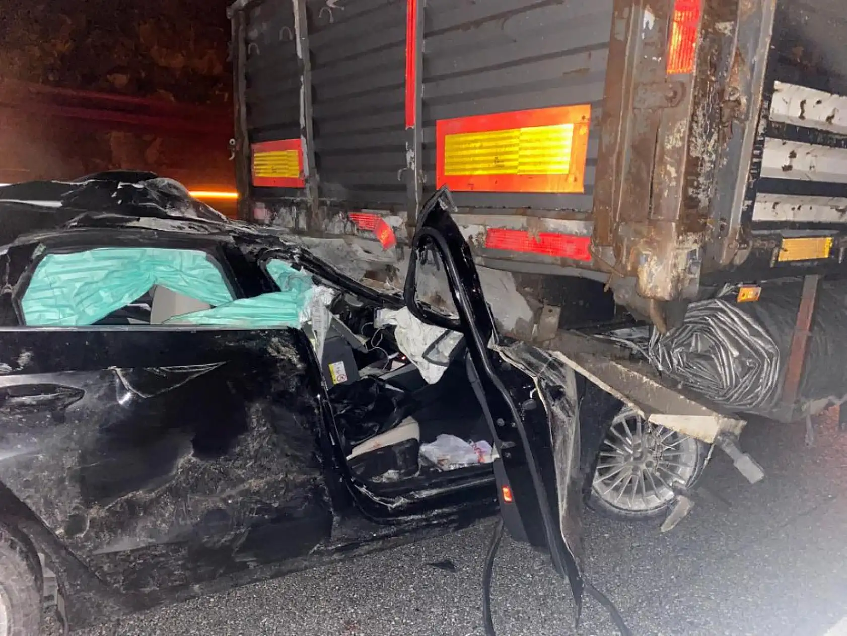 Kontrolden çıkan araç tırın altına girdi: 1'i ağır 2 yaralı