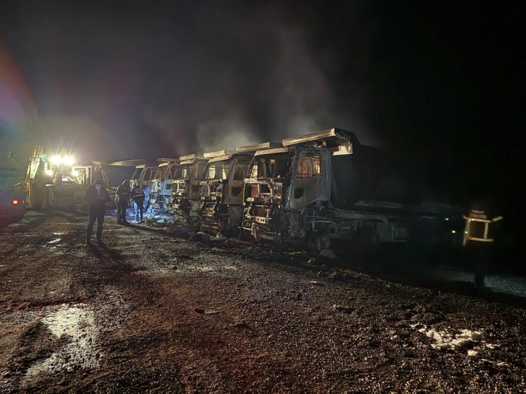 Taş ocağında büyük yangın: 8 kamyon yanarak küle döndü