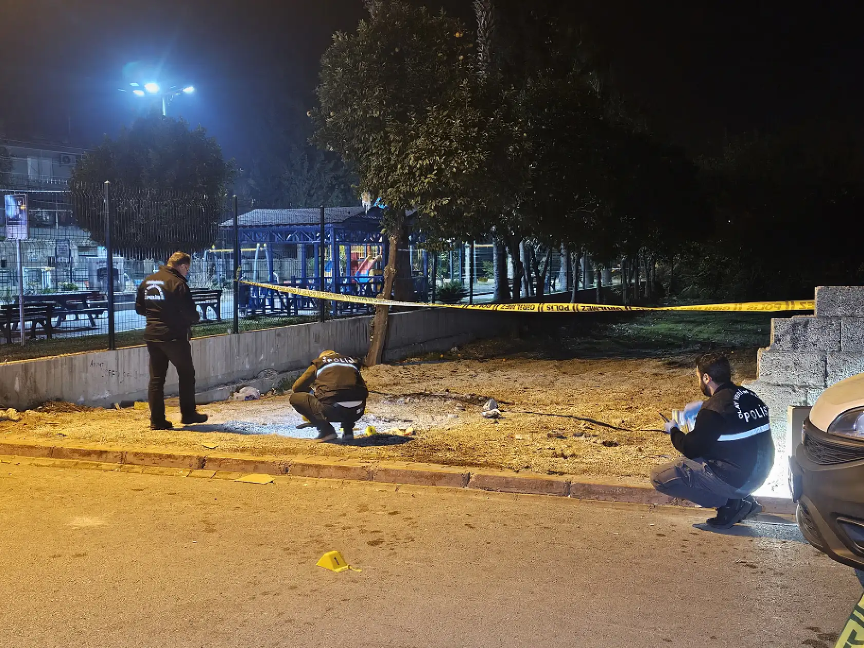 Motosikletli kasklı şüpheli, sokak ortasında bir kişiyi başından vurarak öldürdü