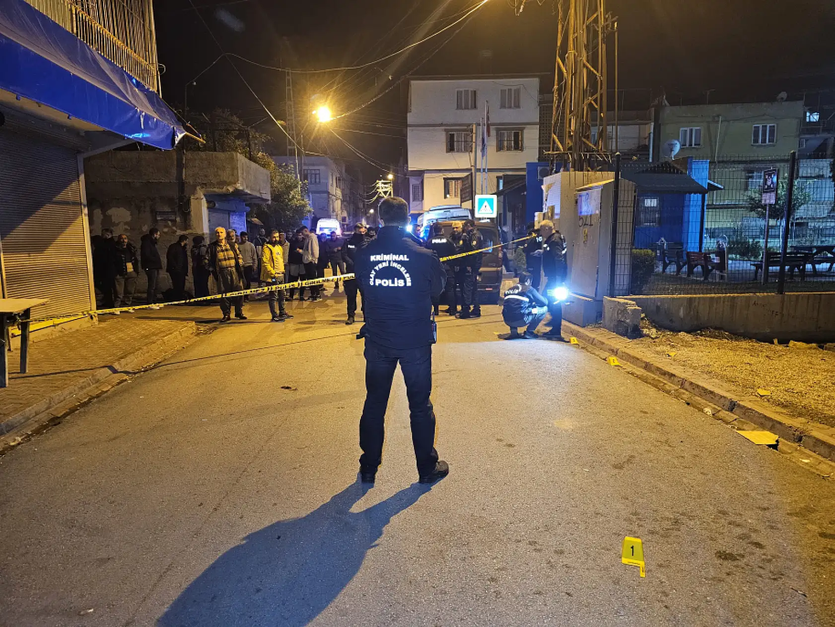 Motosikletli kasklı şüpheli, sokak ortasında bir kişiyi başından vurarak öldürdü