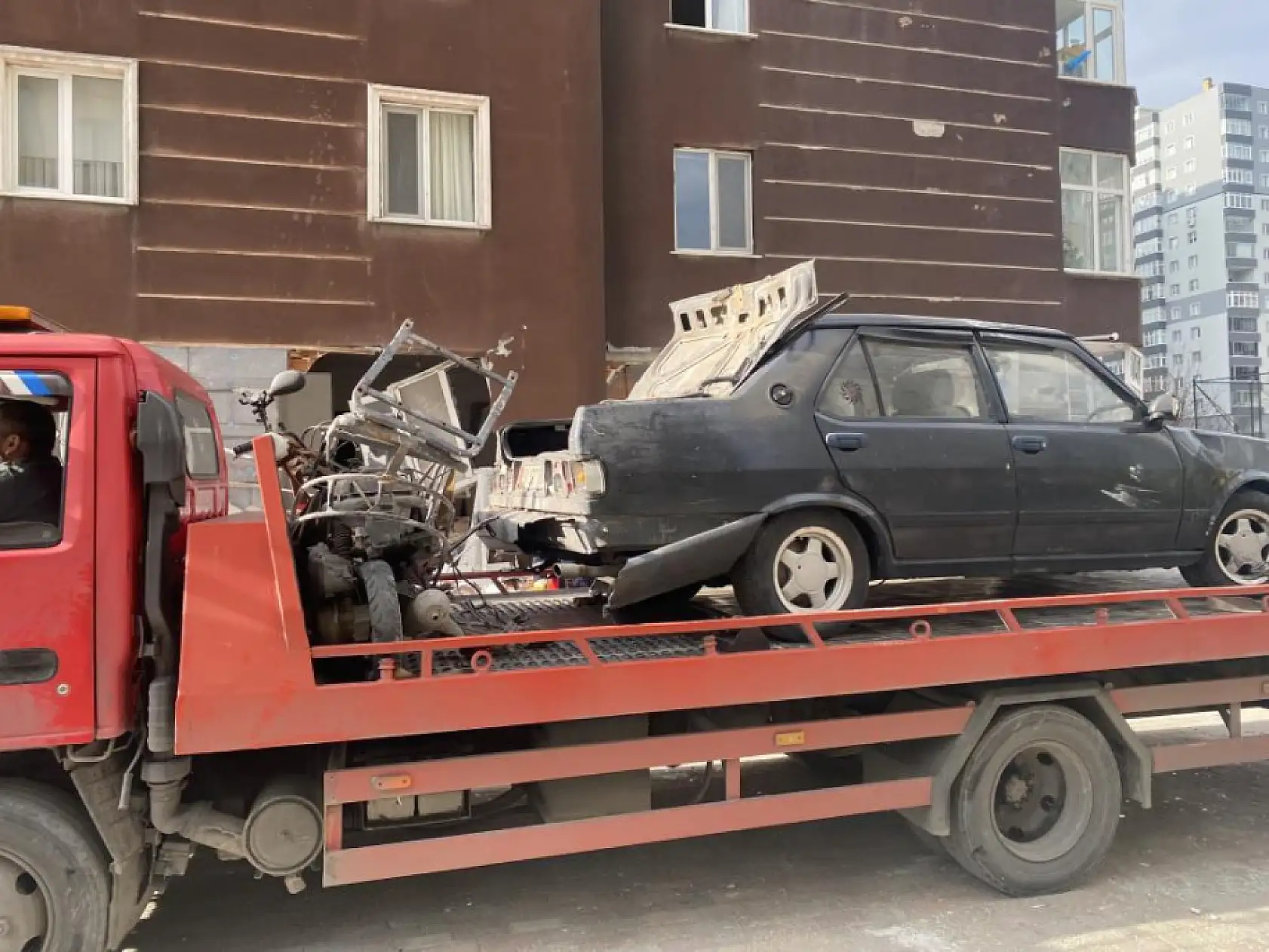 Patlamada apartman görevlisinin doğalgazla intihar ettiği iddiası