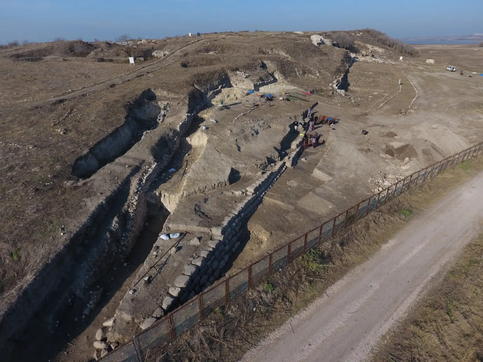 MSKÜ'nün destek verdiği kazılarda surlar ortaya çıkıyor