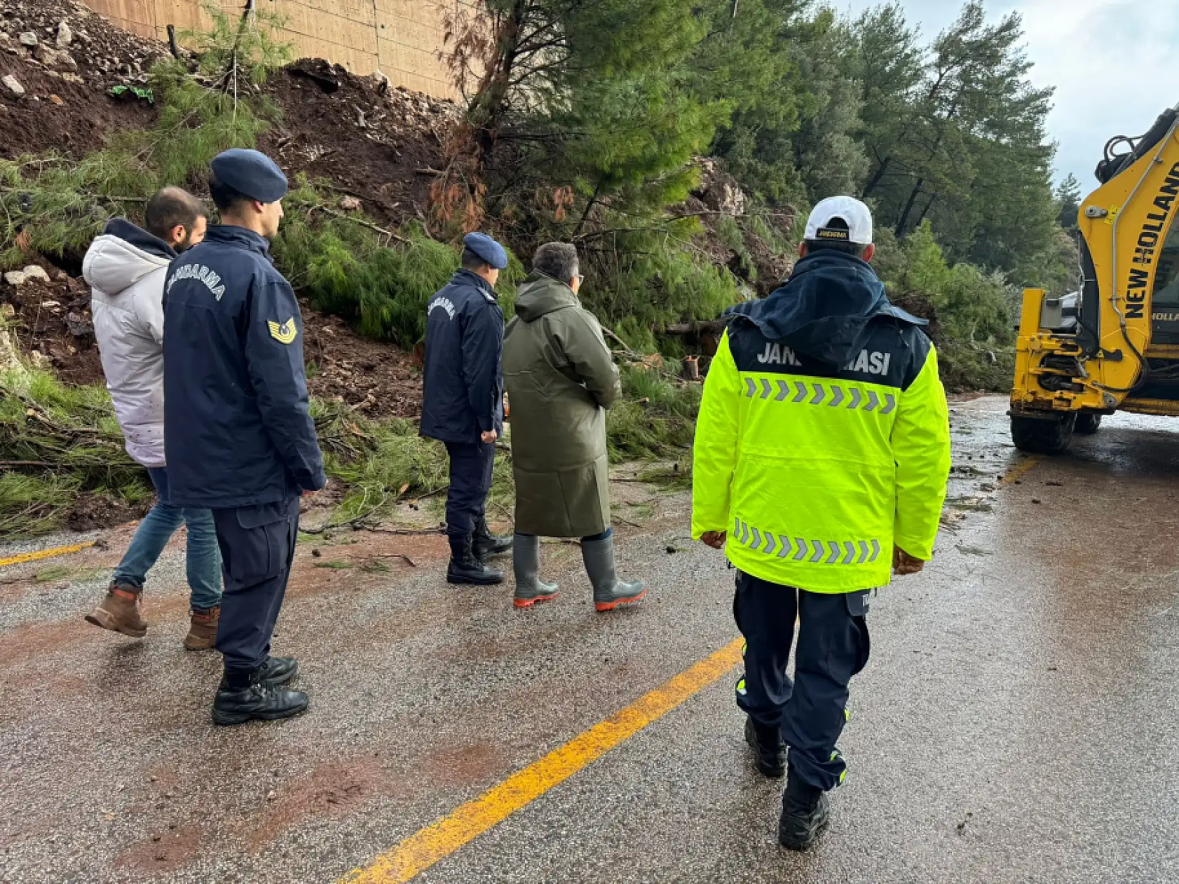 Marmaris'te sağanak yağışla sokaklar dereye, denizin rengi kahverengiye döndü