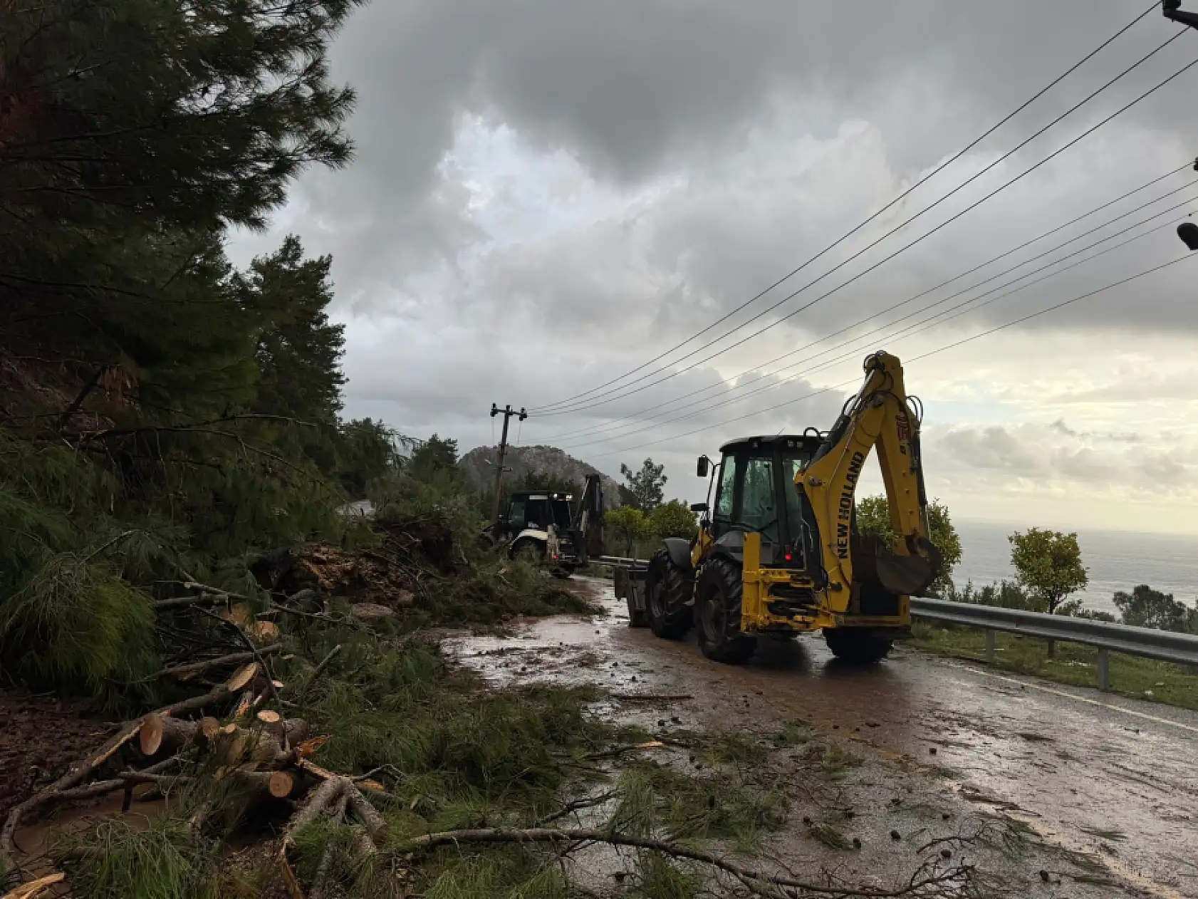 Marmaris'te sağanak yağışla sokaklar dereye, denizin rengi kahverengiye döndü