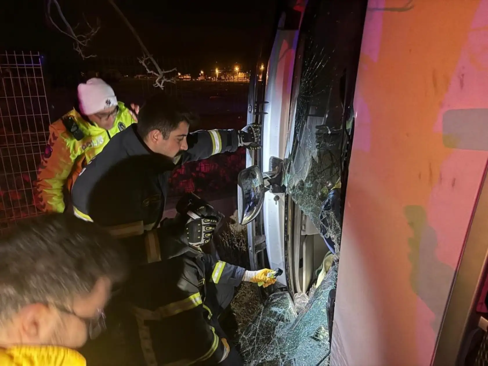 Korkunç Kaza: Tır Şarampole Yuvarlandı, Sürücü Yaralandı