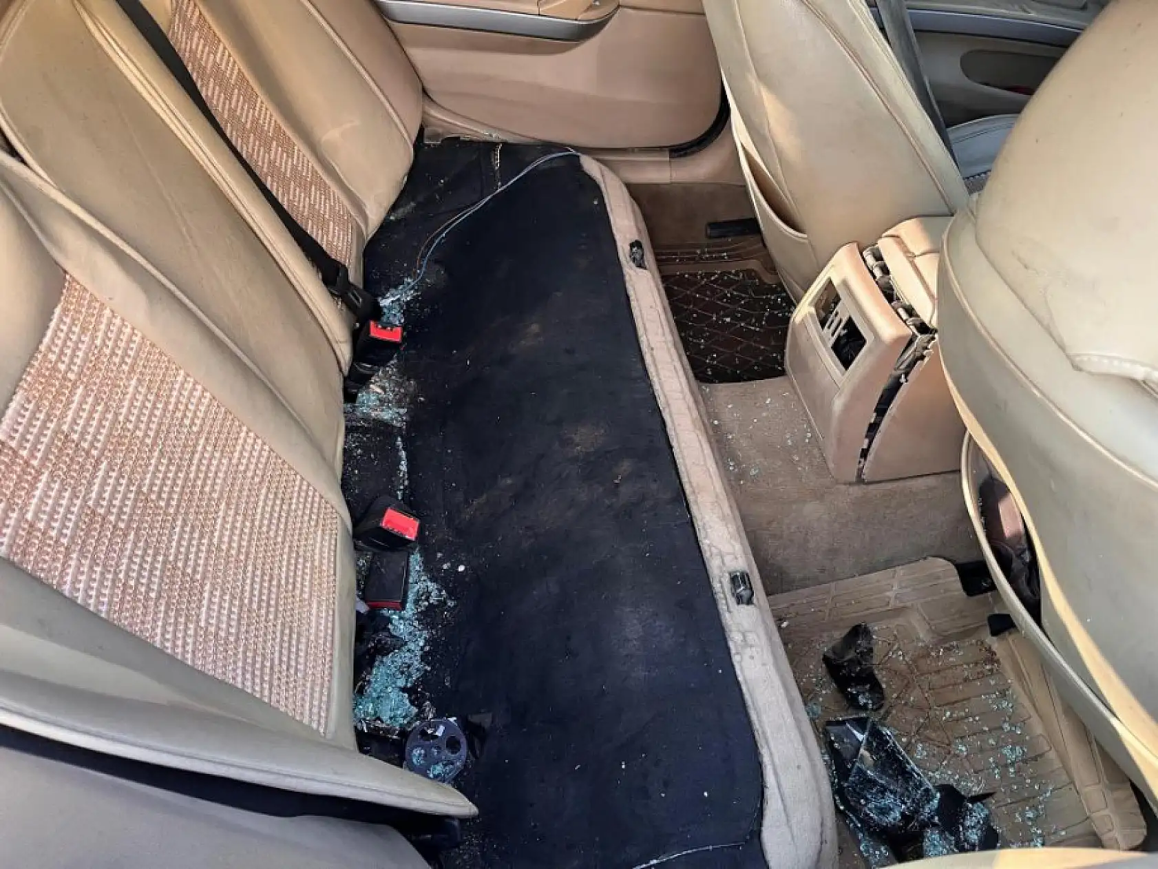 Lüks otomobil park halinde alev aldı