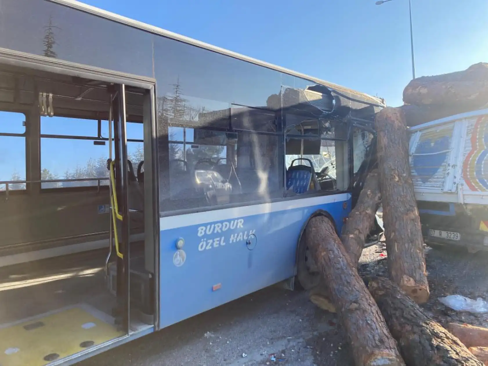 Zincirleme kaza: 1'i polis 6 yaralı