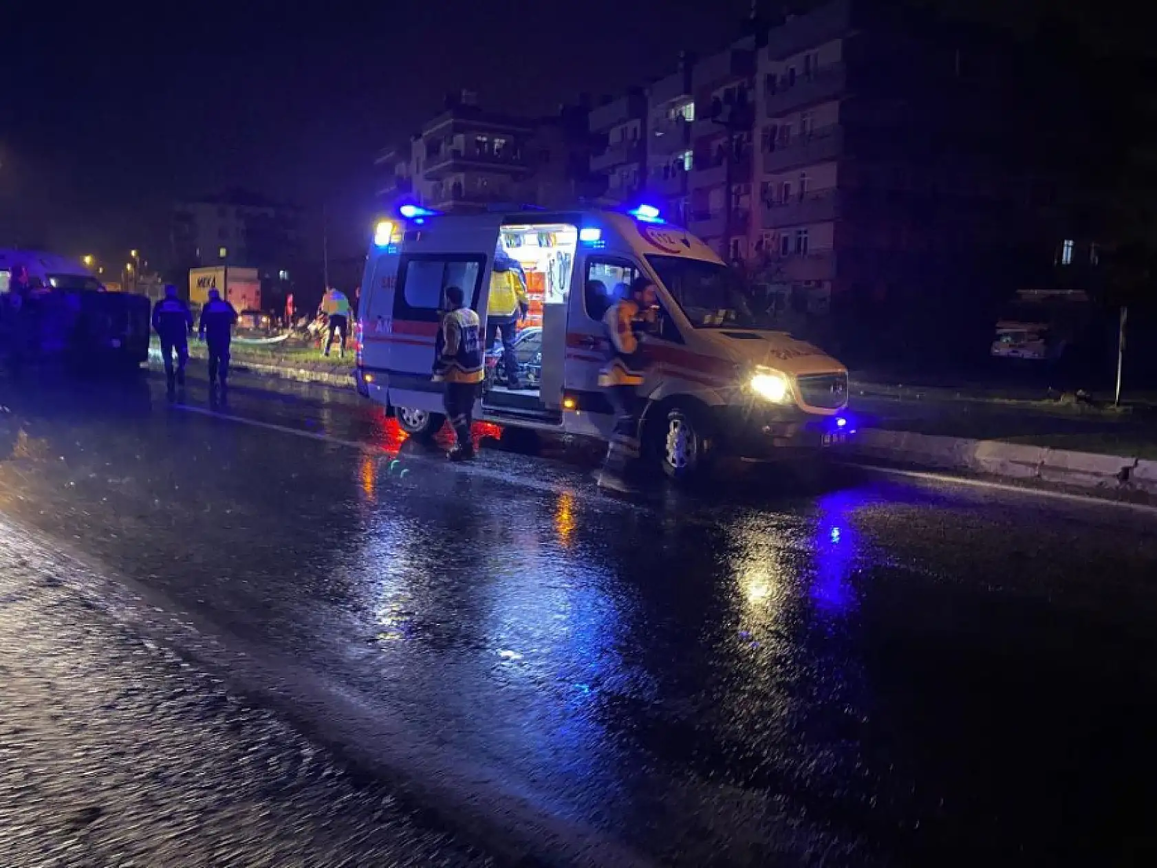 Milas'ta direğe çarpan otomobil takla attı: 2 yaralı