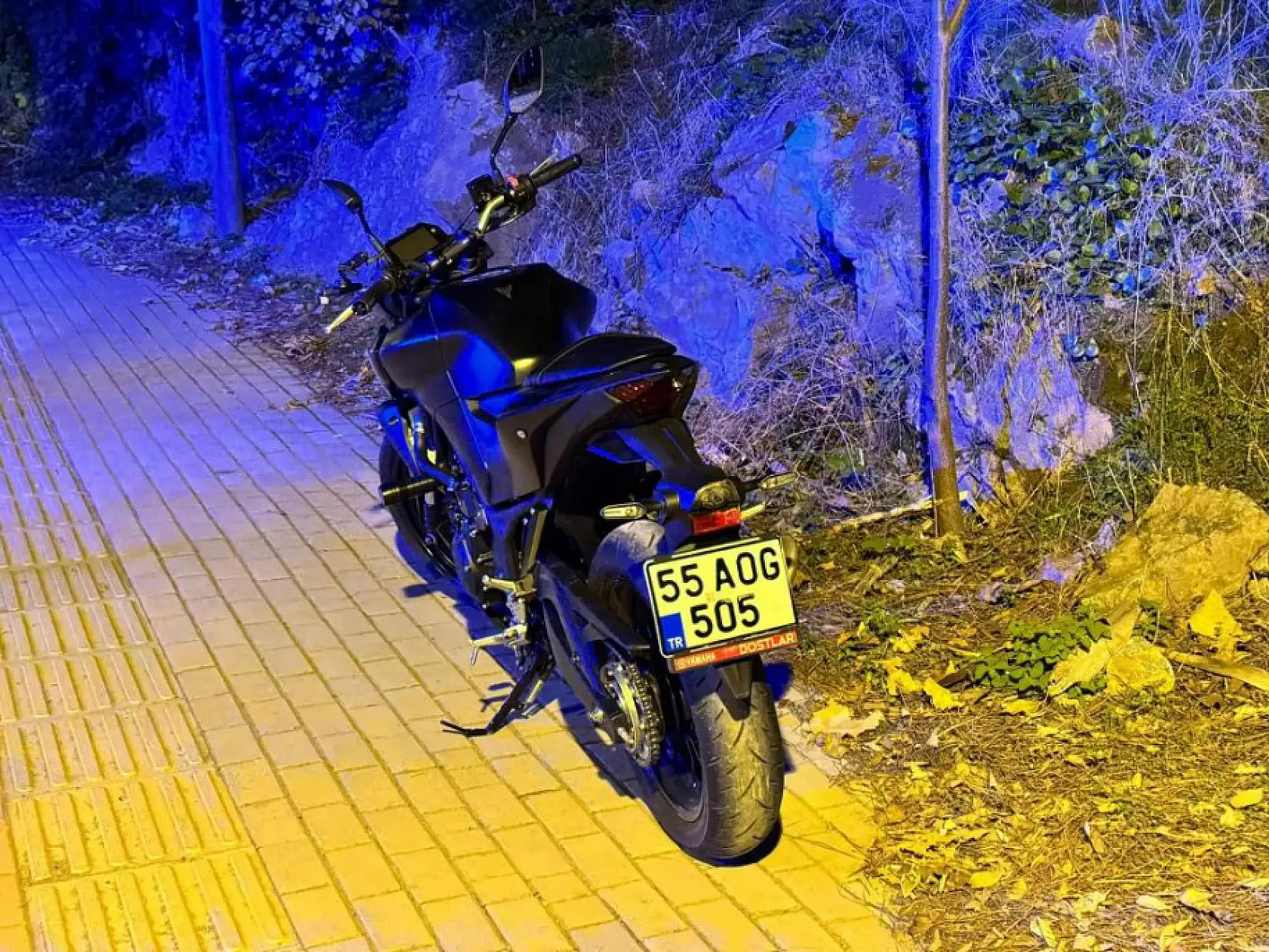 Kontrolden çıkan motosiklet devrildi: 2 yaralı