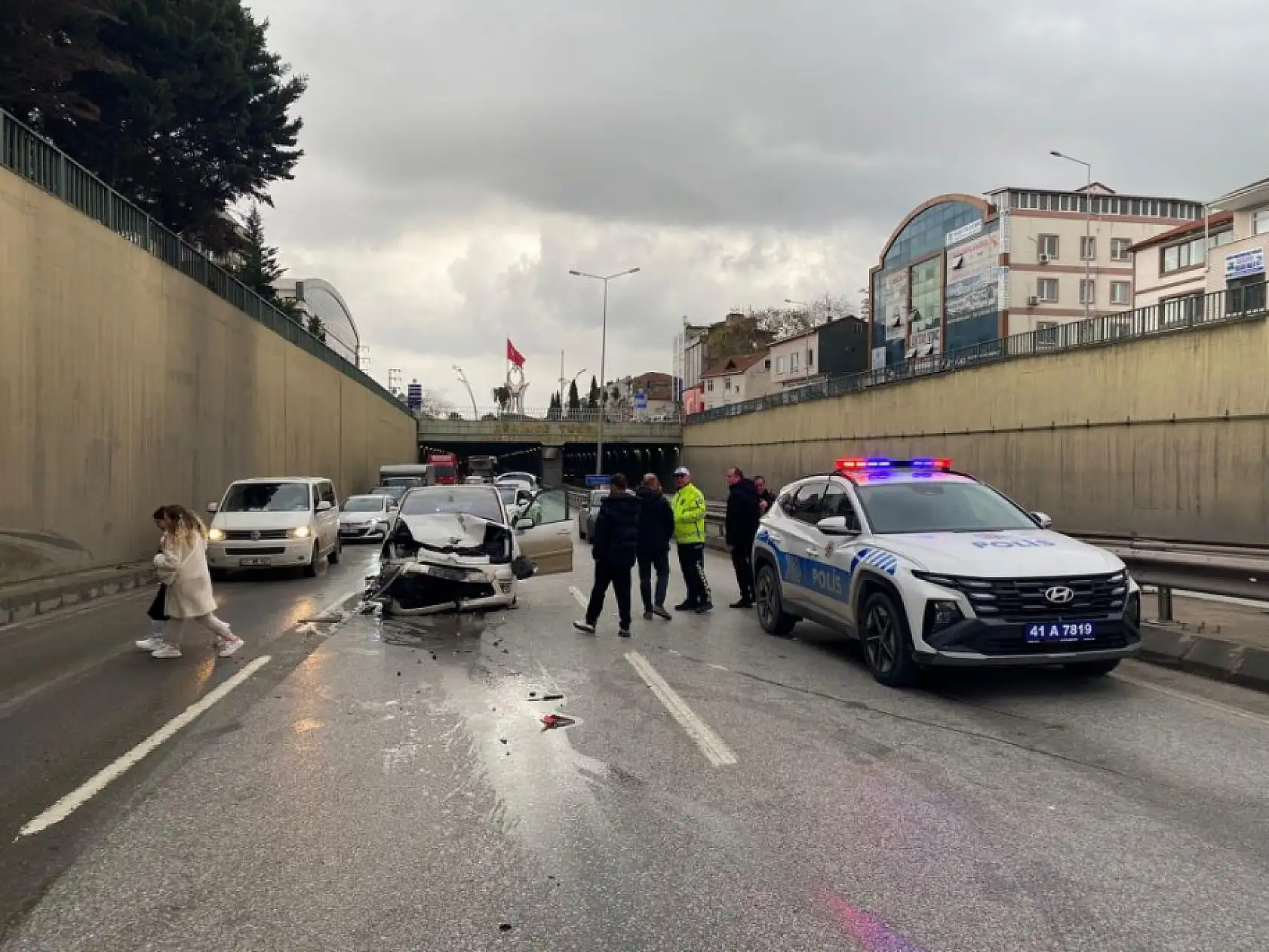 2 otomobil kazaya karıştı: 3 yaralı