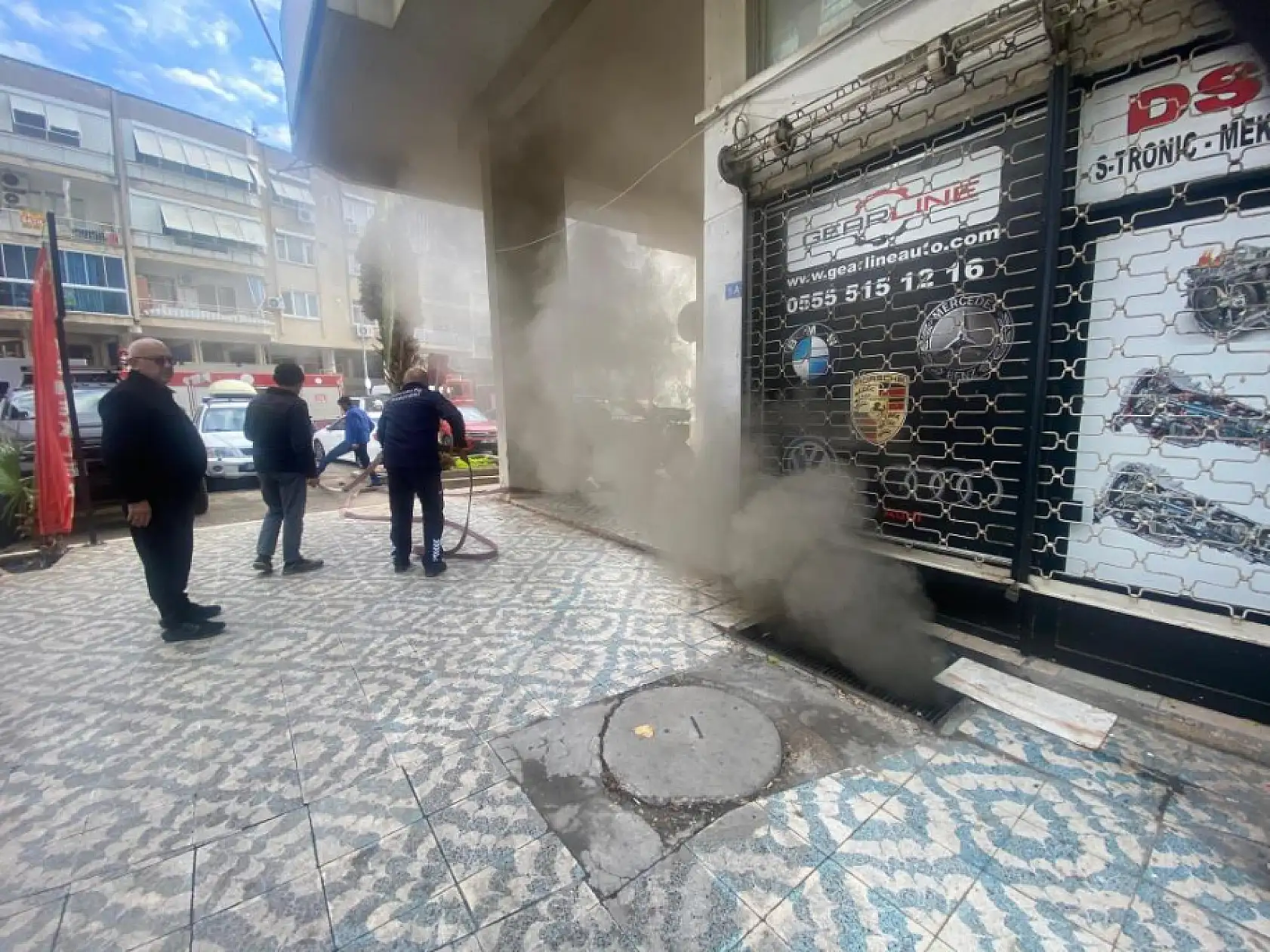 Madde bağımlısı genç, apartmanın deposunu yaktı, baba gözyaşlarına boğuldu