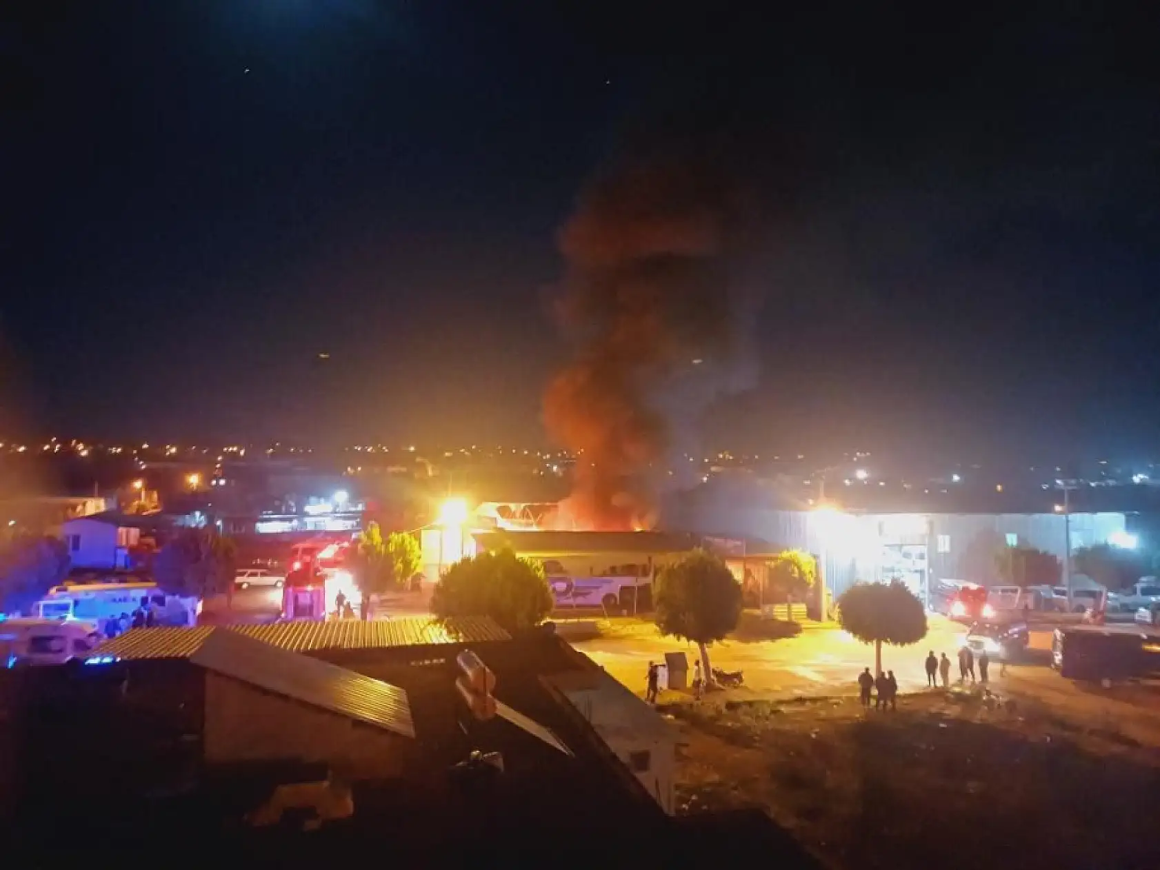 Araç boyama atölyesi içerisindeki araçlarla birlikte alev alev yandı, 24 yaşındaki genç feci şekilde can verdi