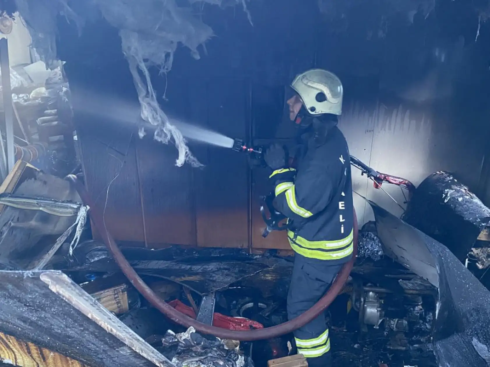 Köpek yangında evini terk etmedi