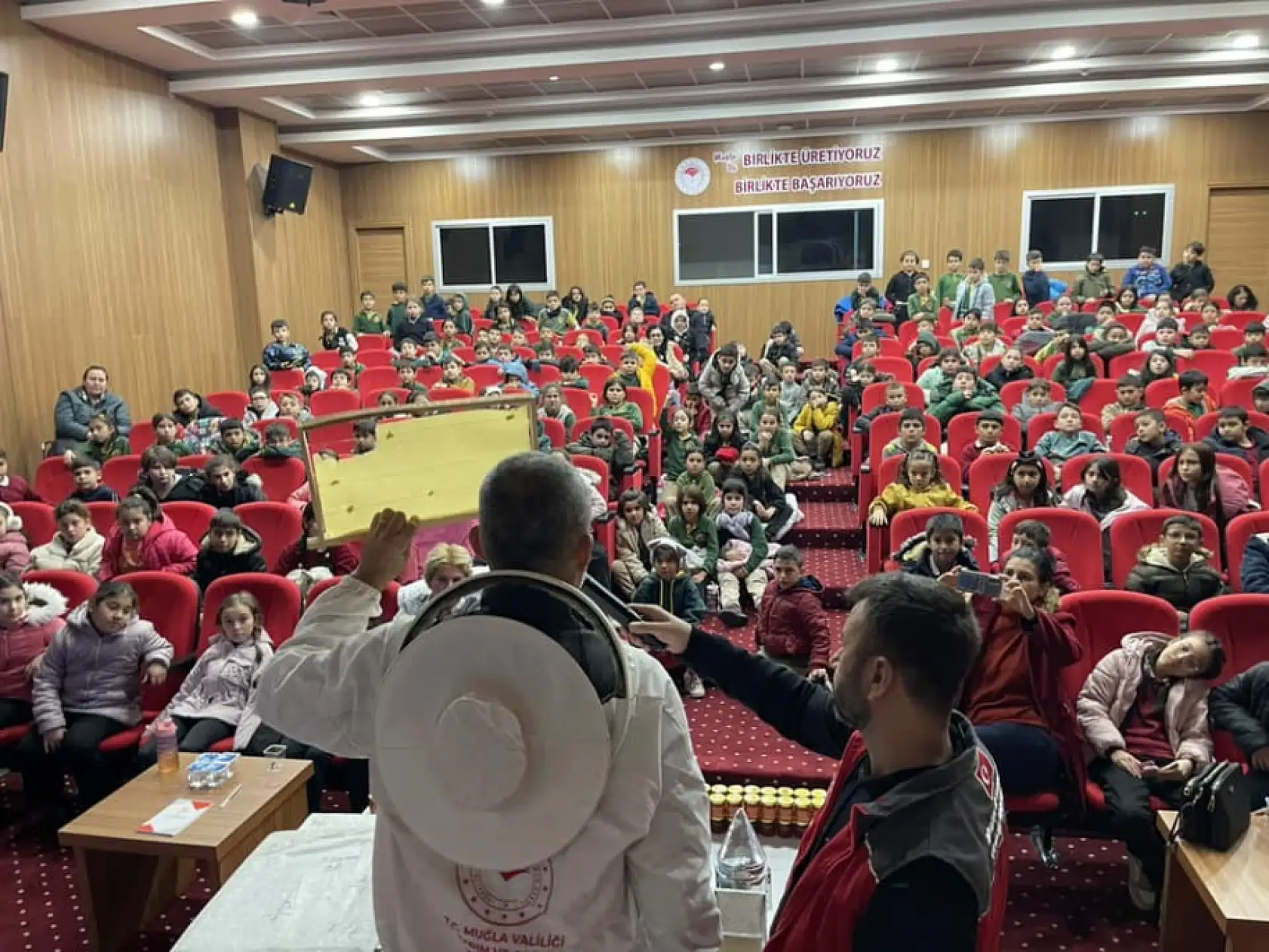 'Çocuklarla El Ele' projesi Menteşe'de devam ediyor