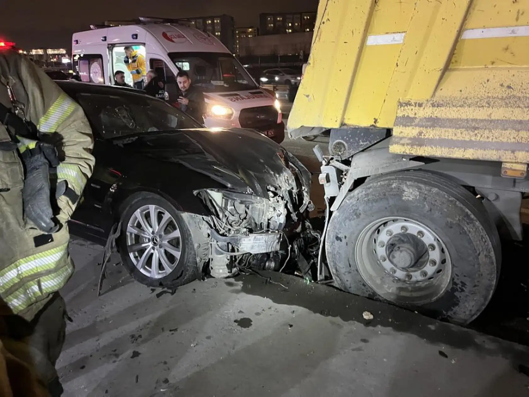 Otomobil polis aracına çarptı: 3 yaralı