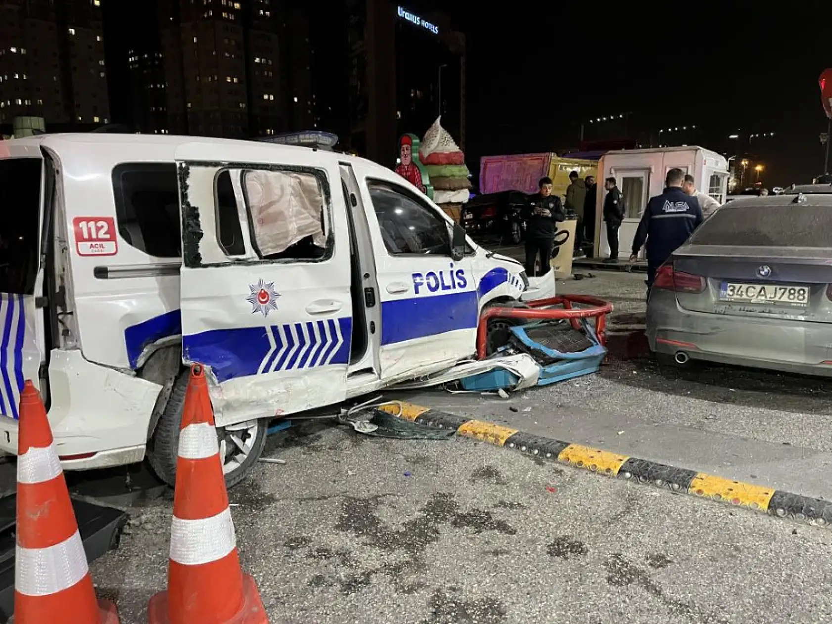 Otomobil polis aracına çarptı: 3 yaralı