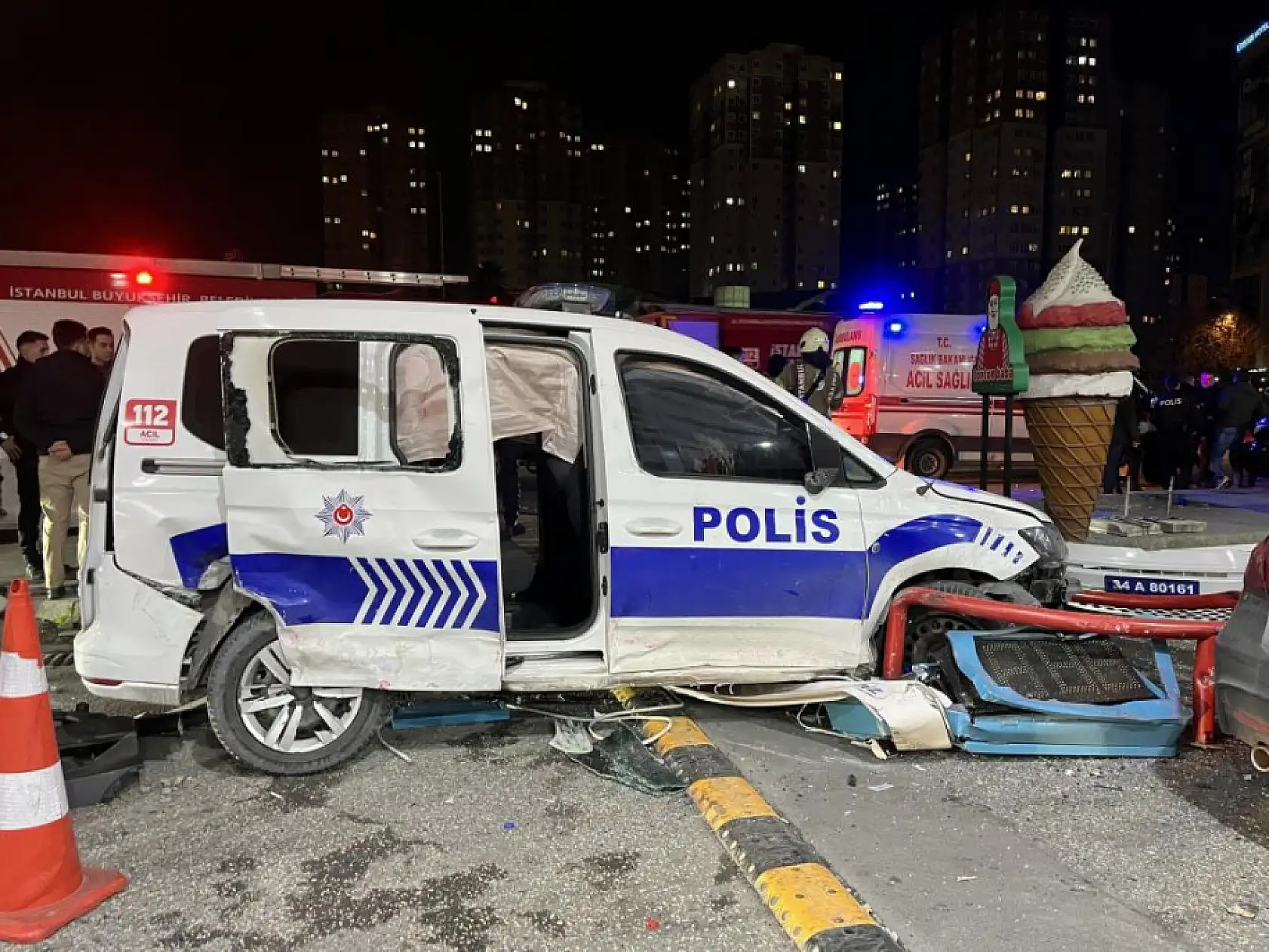 Otomobil polis aracına çarptı: 3 yaralı