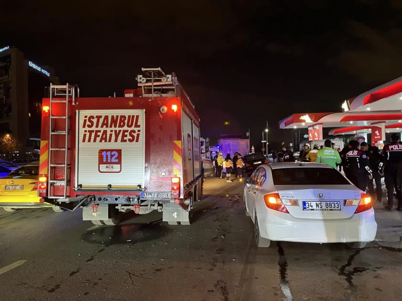 Otomobil polis aracına çarptı: 3 yaralı