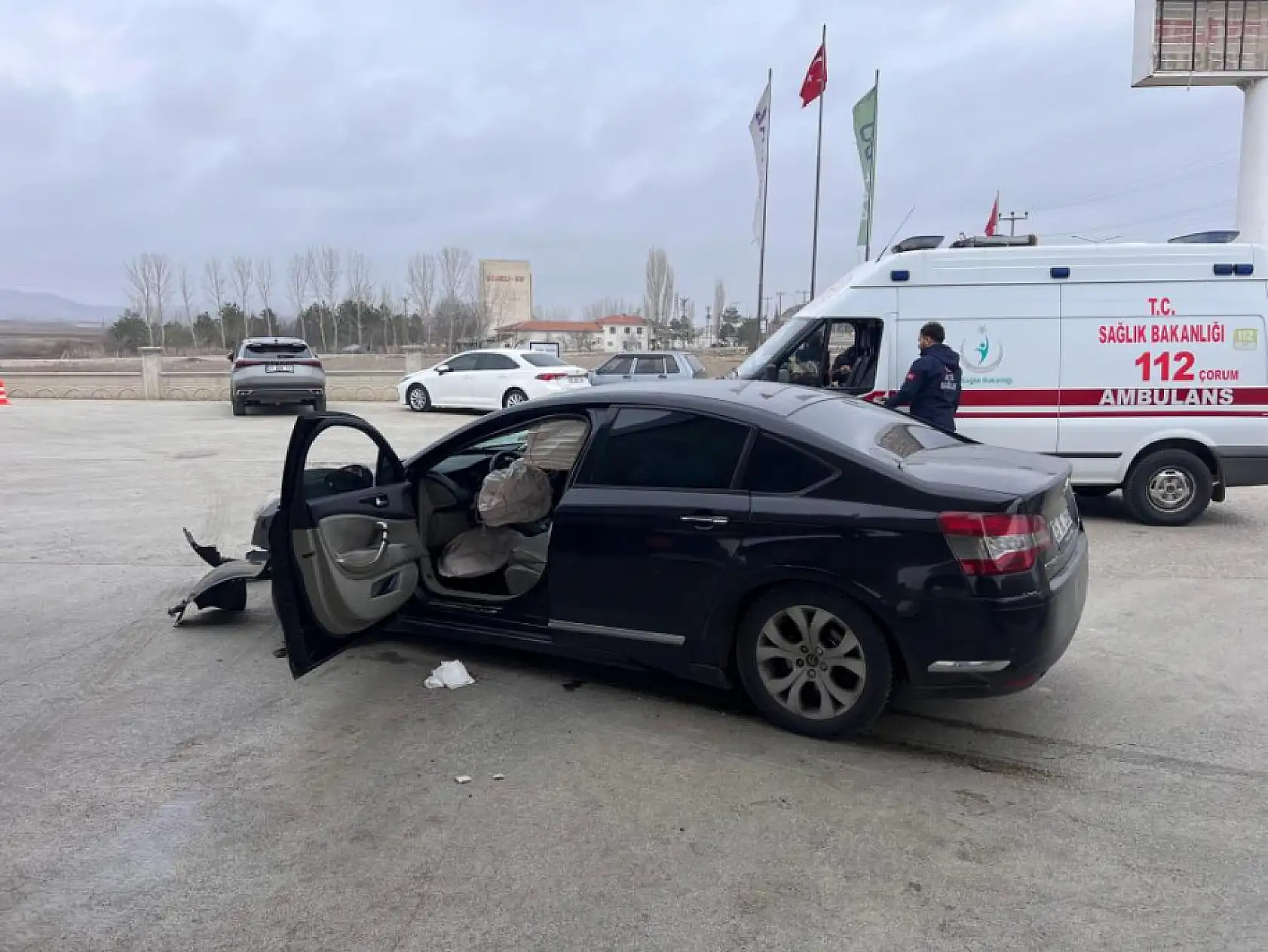 Otomobil benzinliğe daldı, facianın eşiğinden dönüldü: 3 yaralı