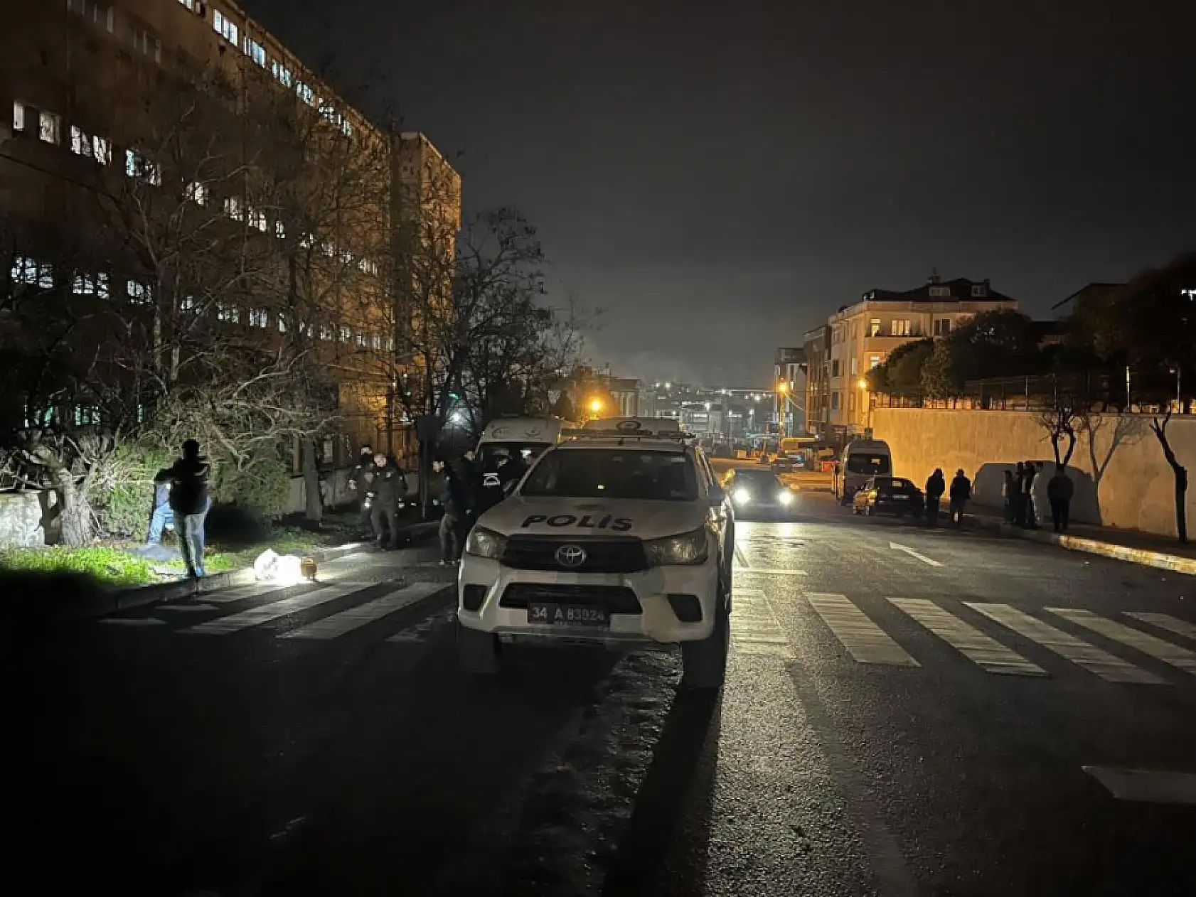 24 yaşındaki genç caddede başından vurulmuş halde bulundu