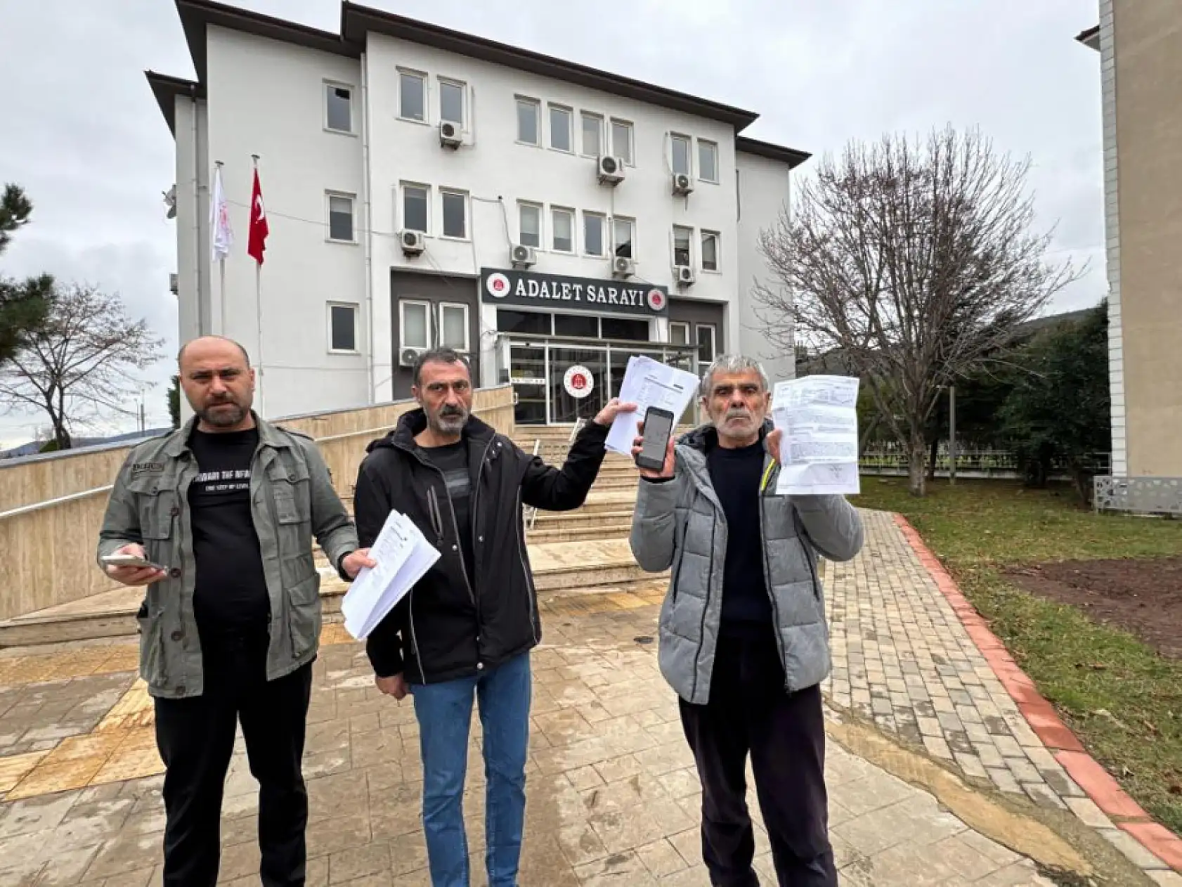 Tatlı dille dolandırıldıklarını iddia edip, soluğu adliyede aldılar